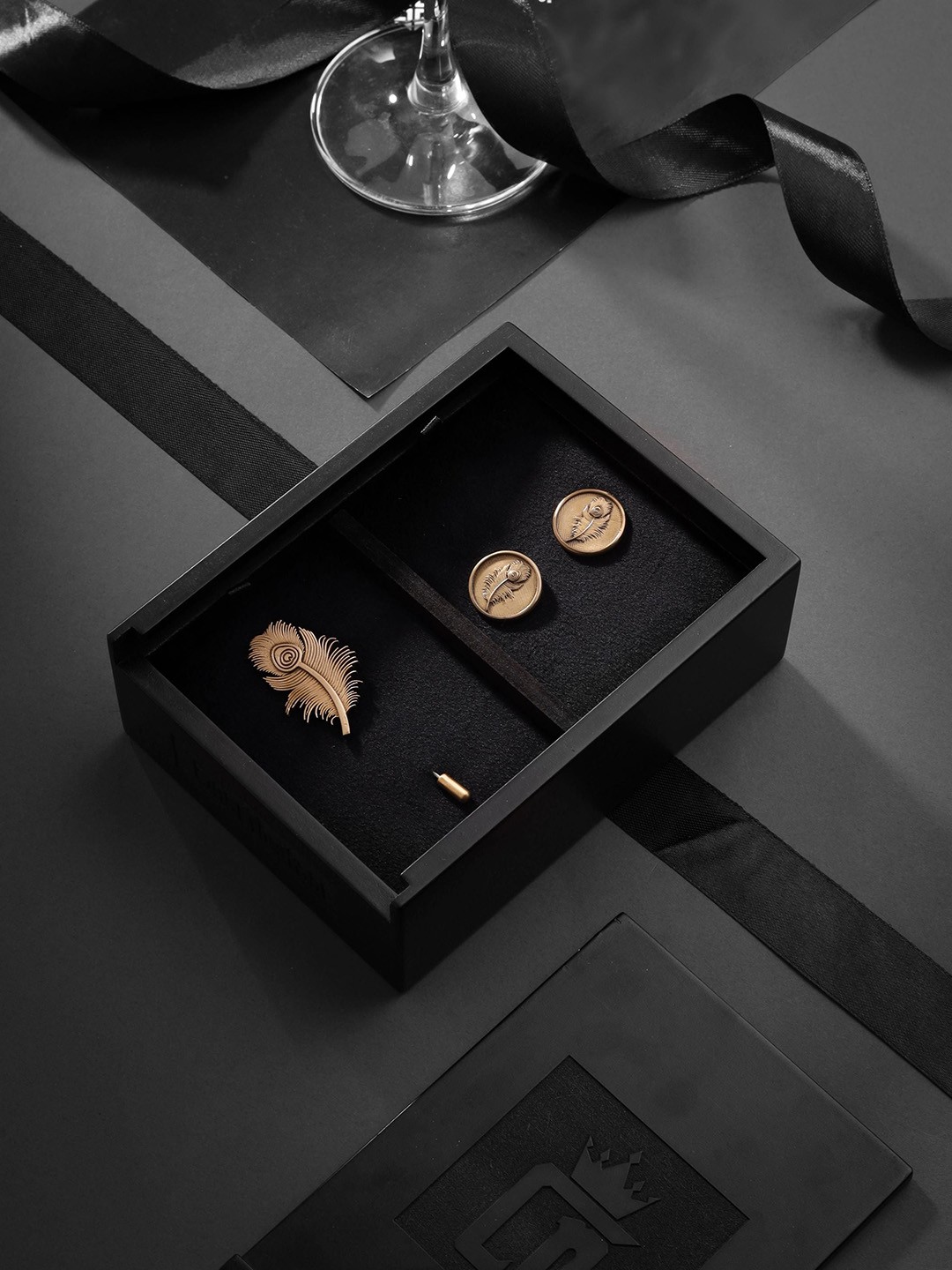 

COSA NOSTRAA Men The Peacock Grace Accessory Gift Set, Gold