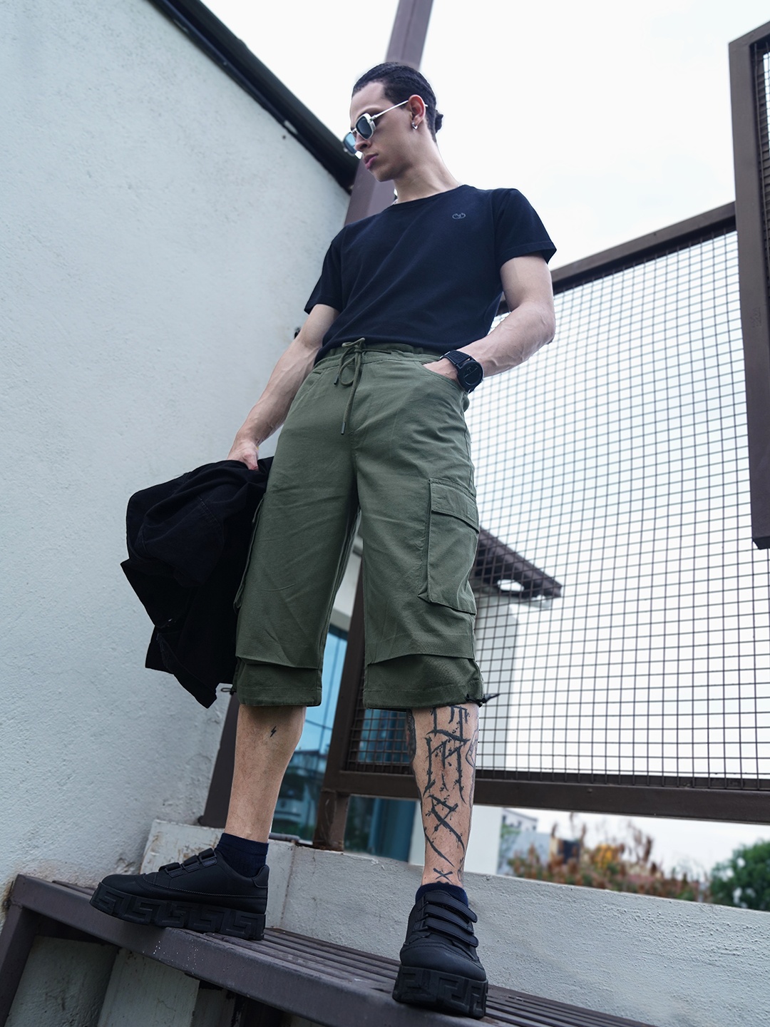 

The Indian Garage Co Men Solid Cotton Relaxed Fit Cargo Shorts, Green