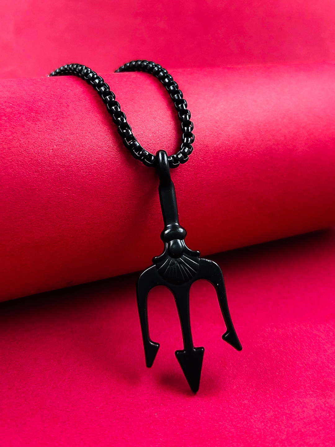 

Saizen Men Trident Pendant With Chain, Black
