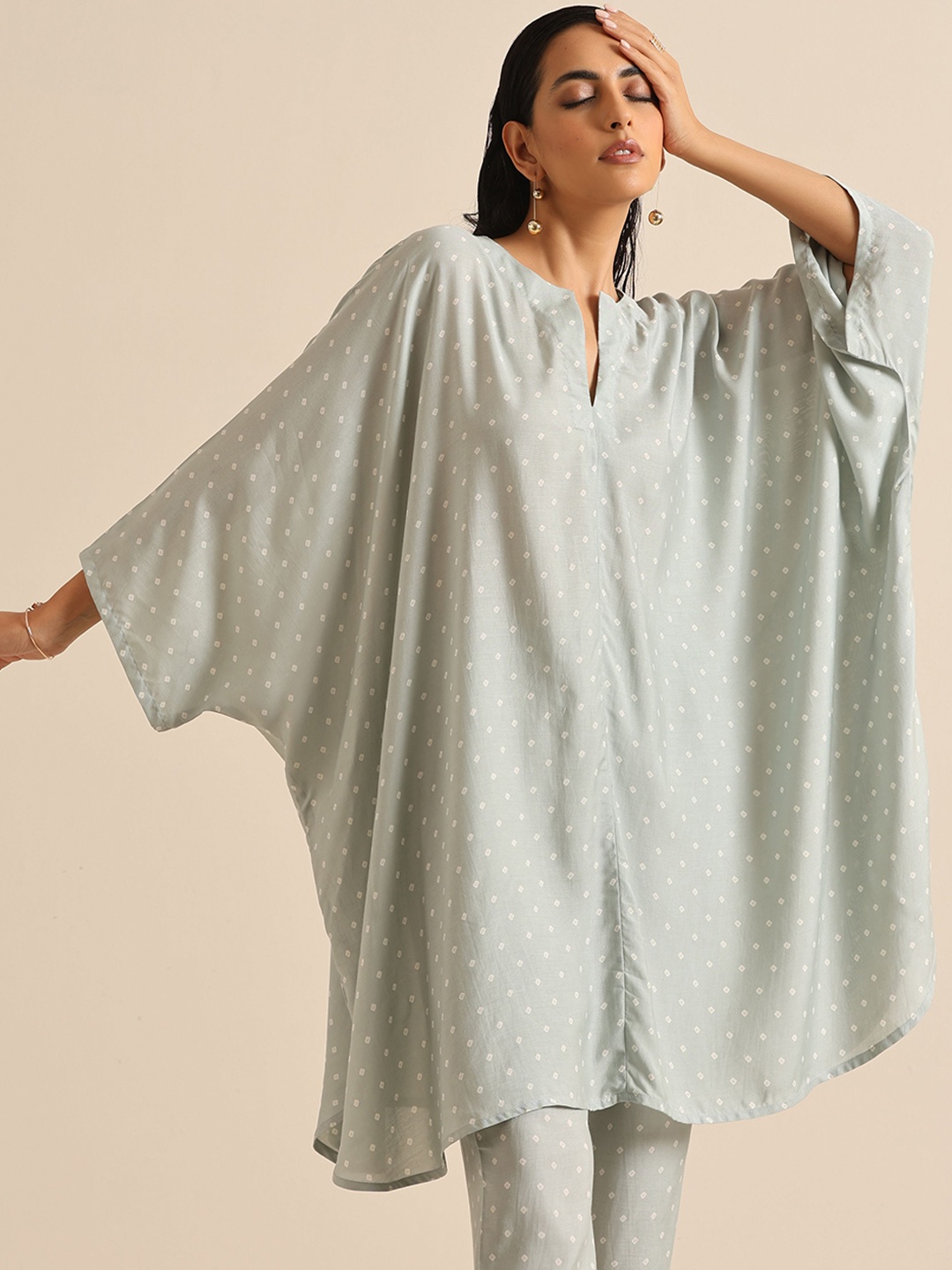 

trueBrowns Bandhani Printed Notched Neck Kaftan Kurta With Trouser, Grey