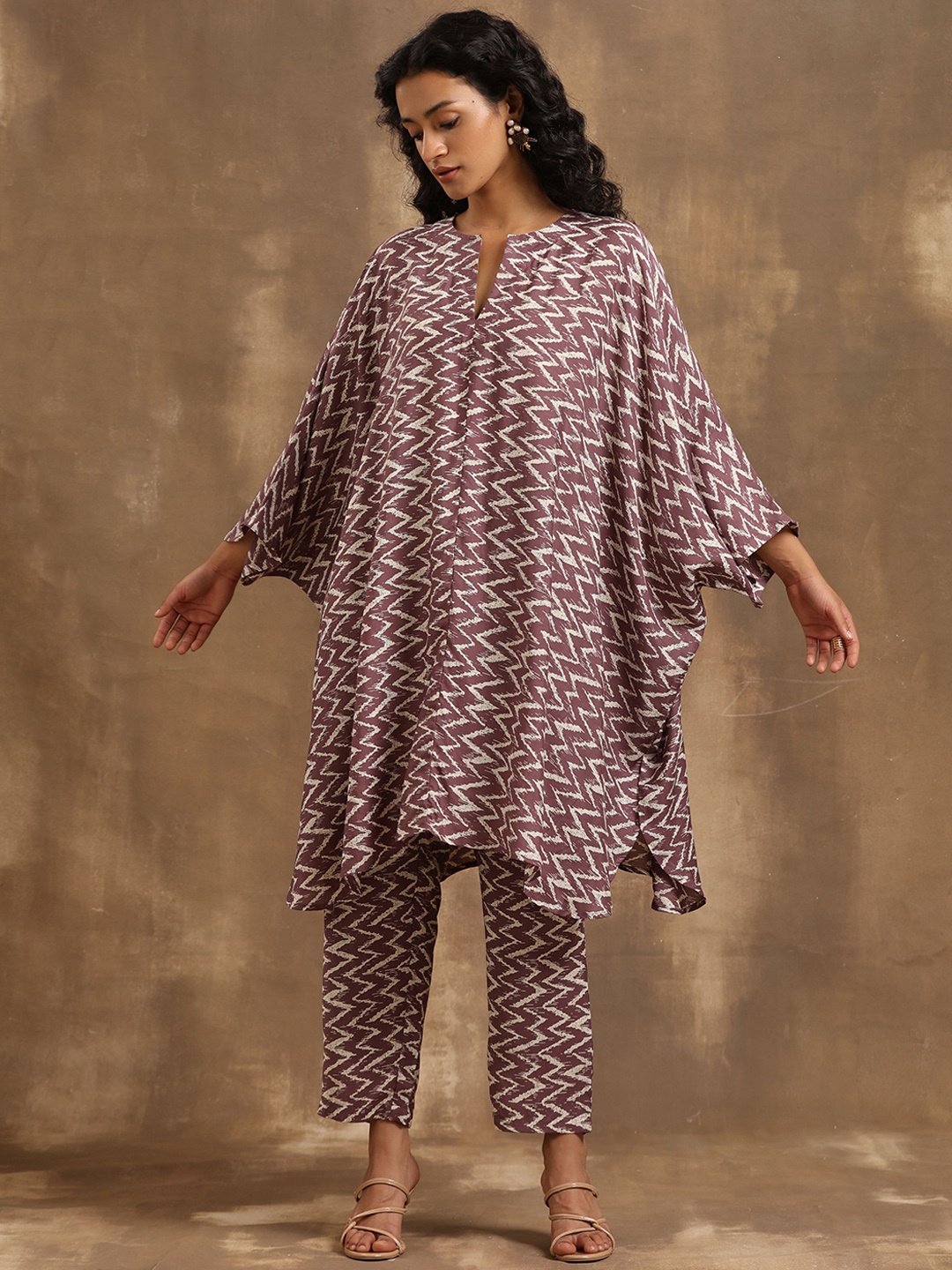 

trueBrowns Chevron Printed Kaftan Kurta With Trousers, Mauve