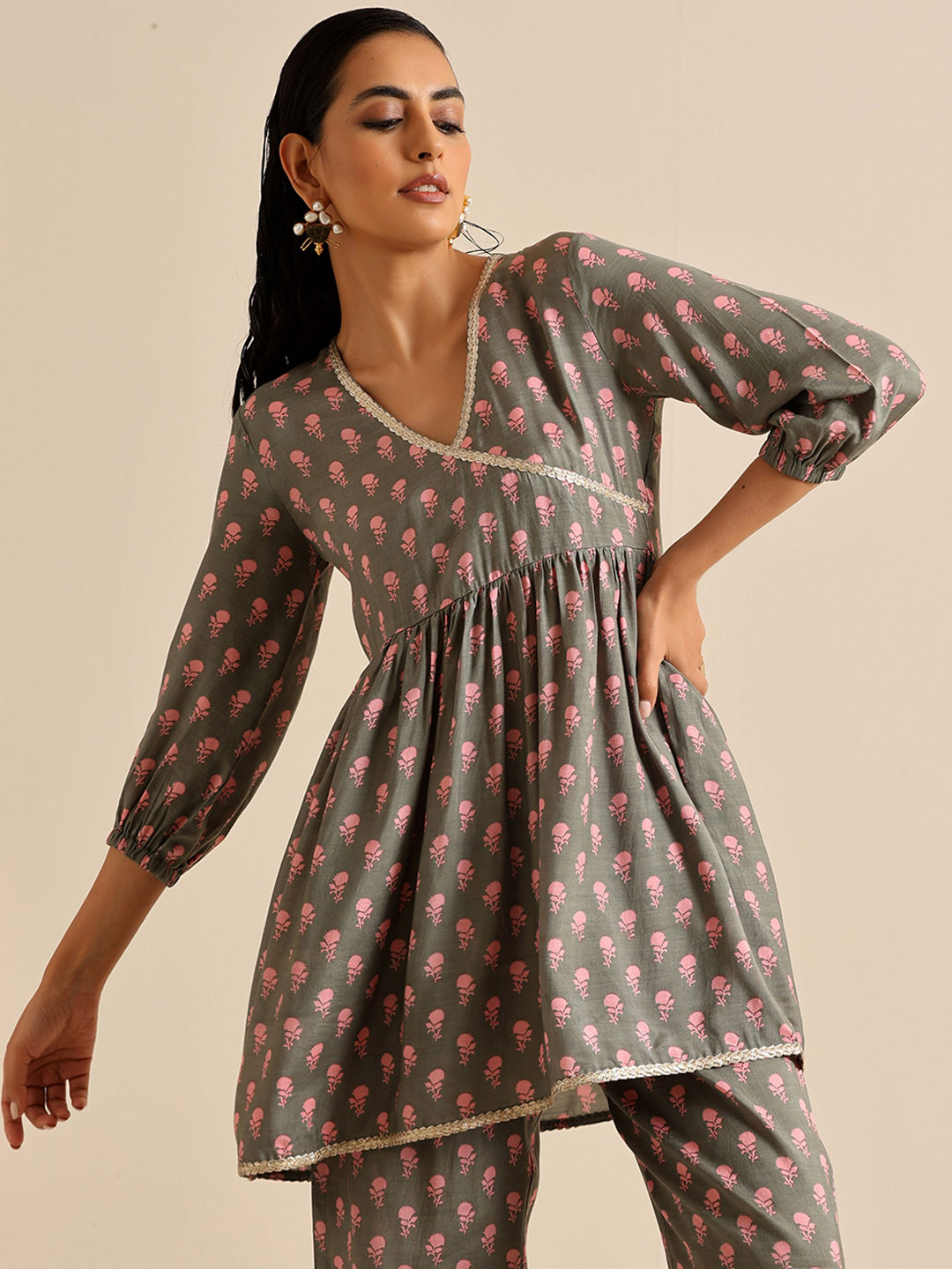 

trueBrowns Floral Printed Angrakha Kurti With Trousers, Grey