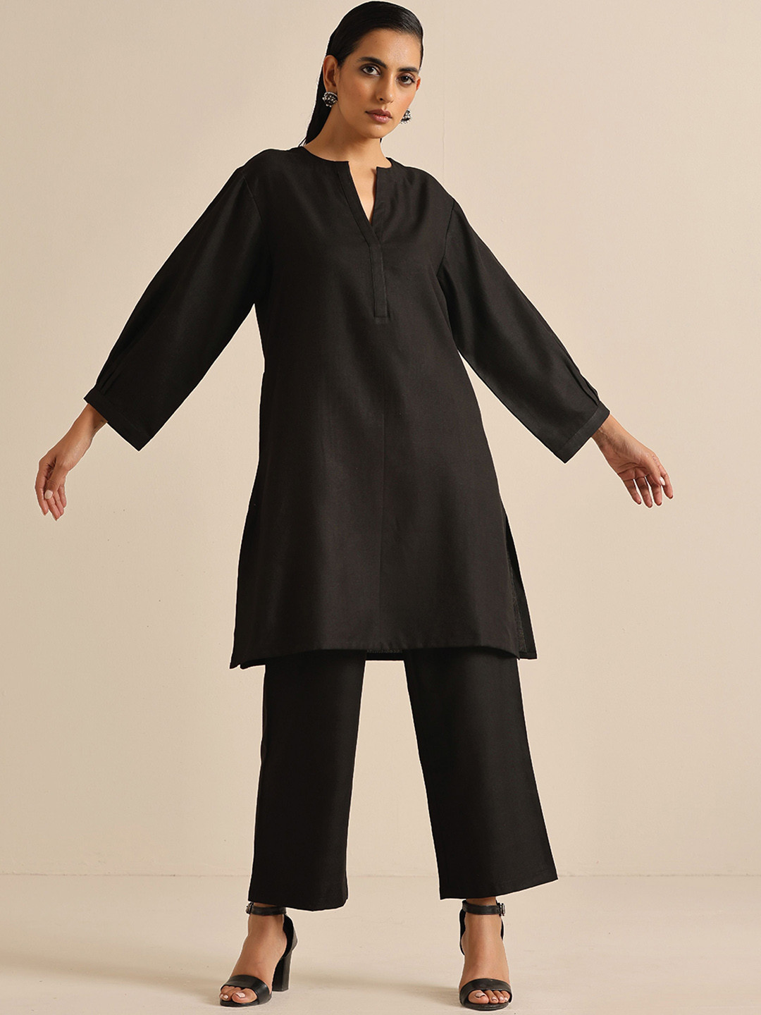 

trueBrowns Round Neck Straight Kurta With Trousers, Black