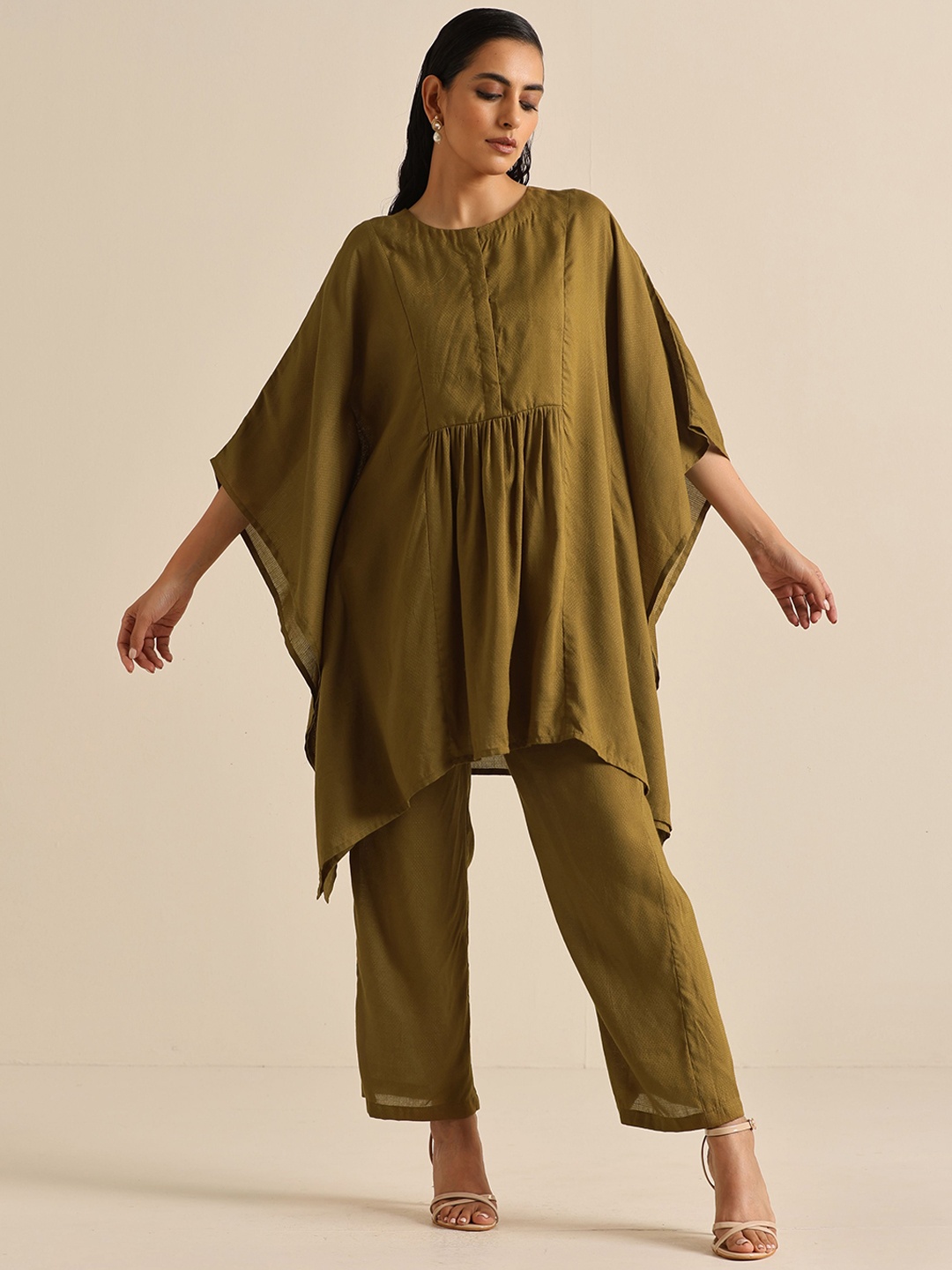 

trueBrowns Round Neck Kimono Sleeves Kaftan Kurta With Trouser, Olive