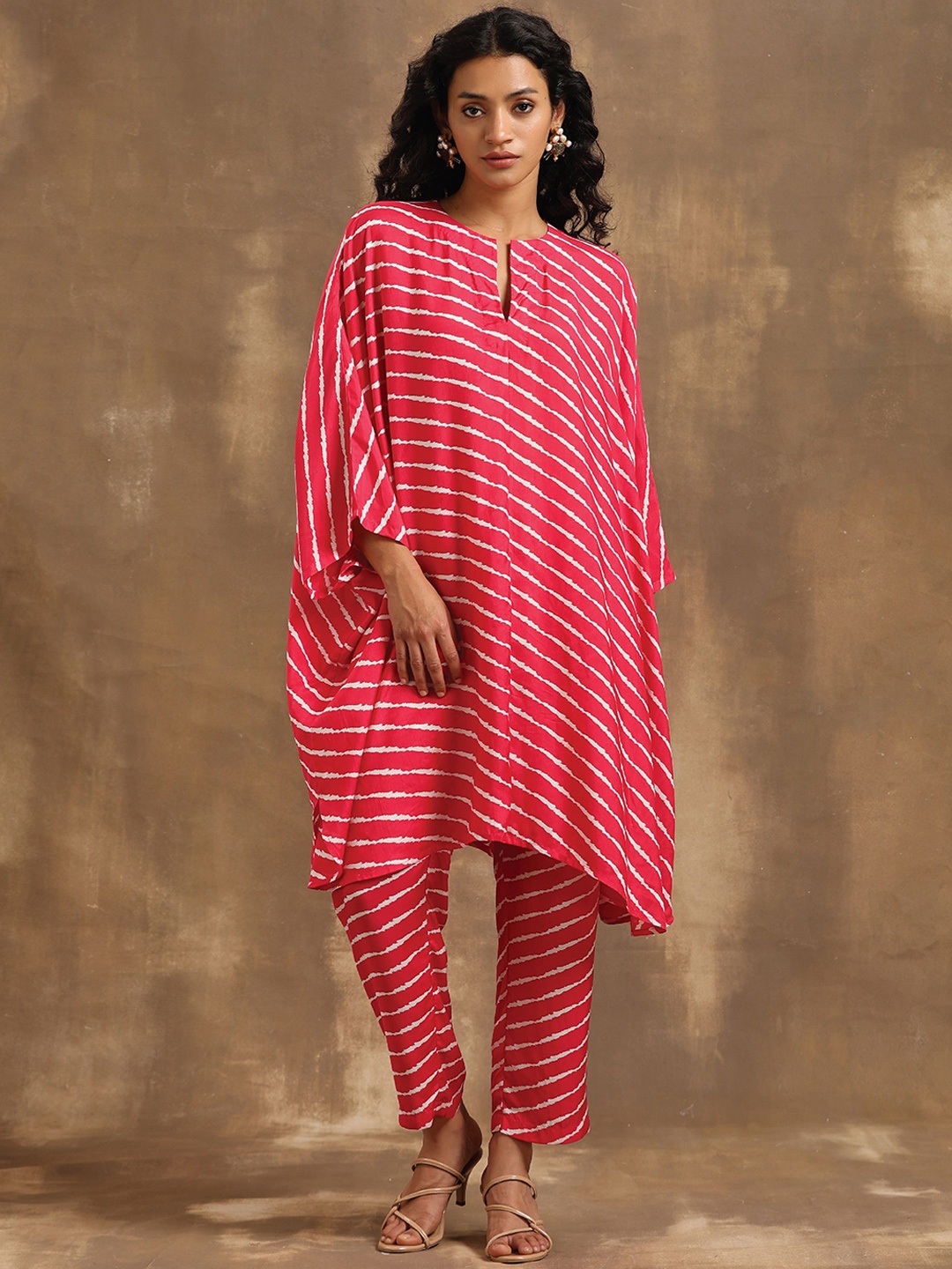 

trueBrowns Leheriya Printed Notched Neck Kaftan Kurta With Trouser, Pink