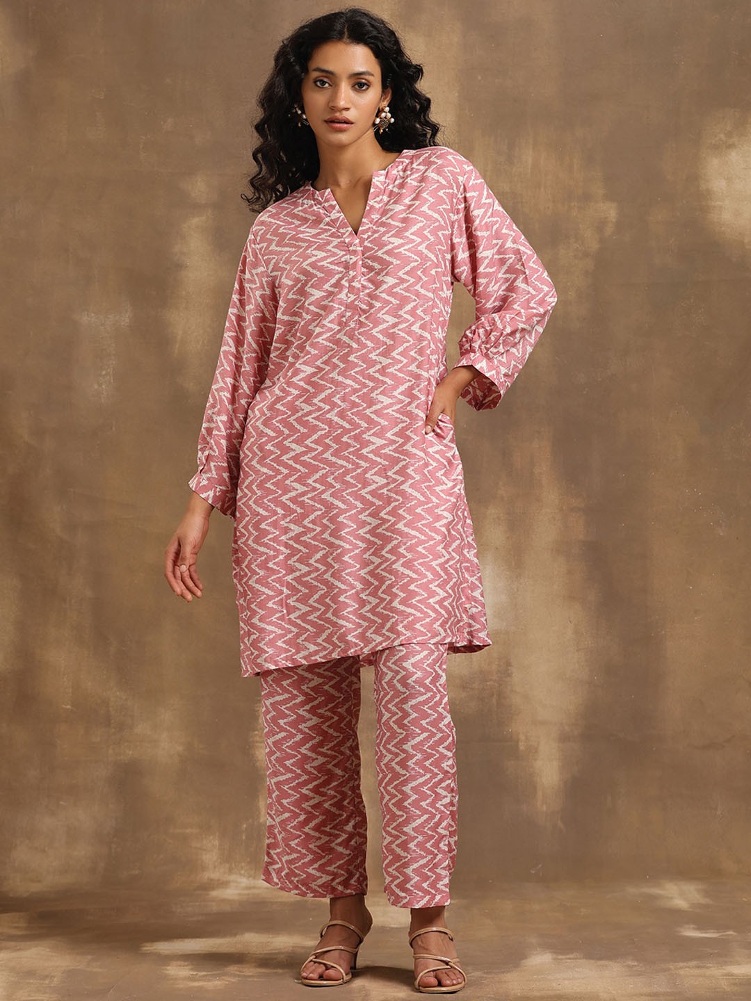 

trueBrowns Chevron Printed Notched Neck A-Line Kurta with Trousers, Pink
