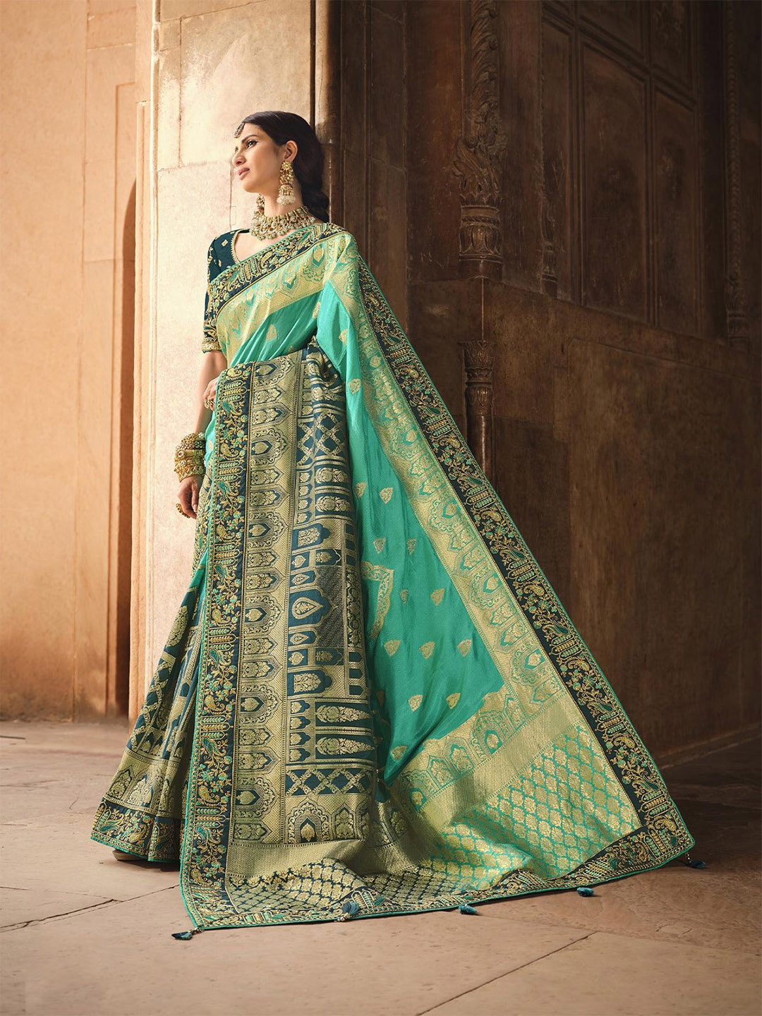 

ODETTE Ethnic Motif Woven Design Zari Saree, Green