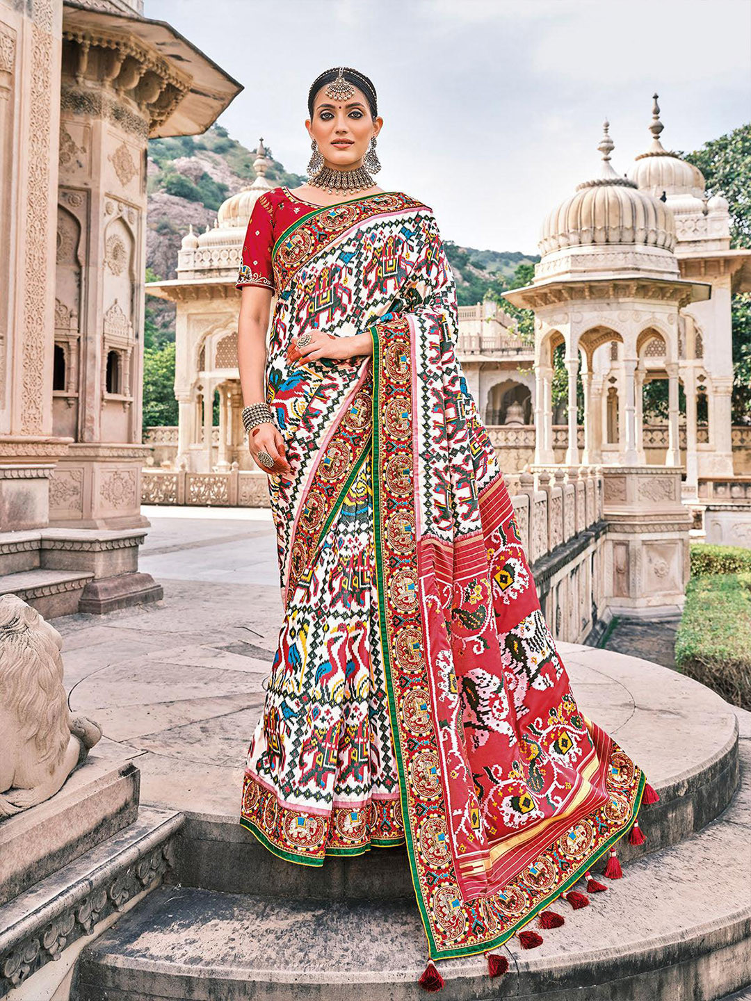 

ODETTE Ethnic Motifs Printed Patola Saree, White