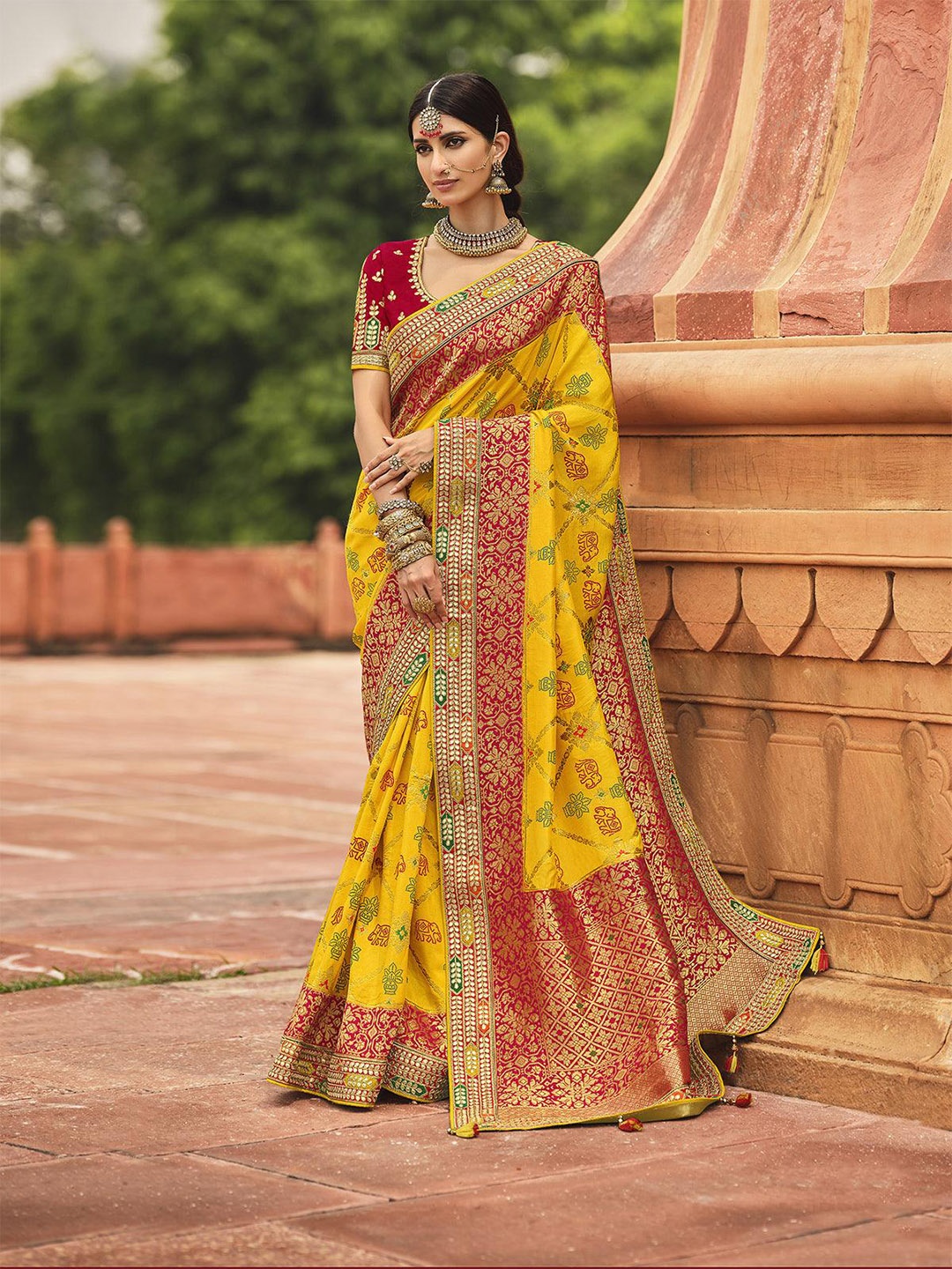 

ODETTE Ethnic Motifs Printed Embroidered Saree, Yellow