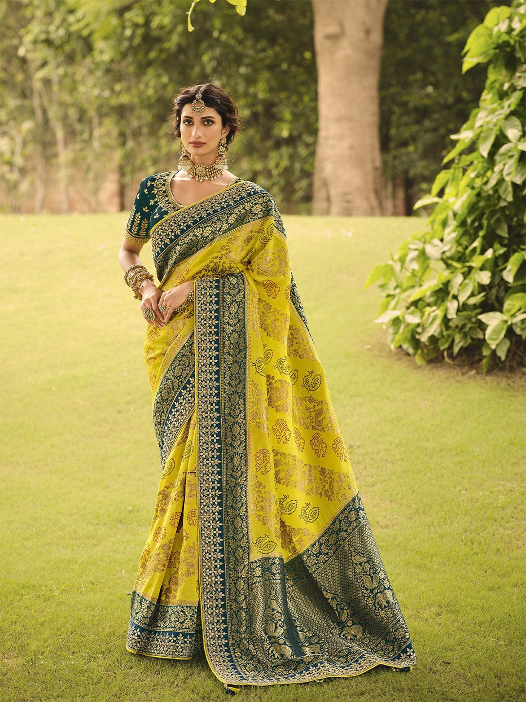 

ODETTE Ethnic Motif Woven Design Beads & Stone Work Saree, Green