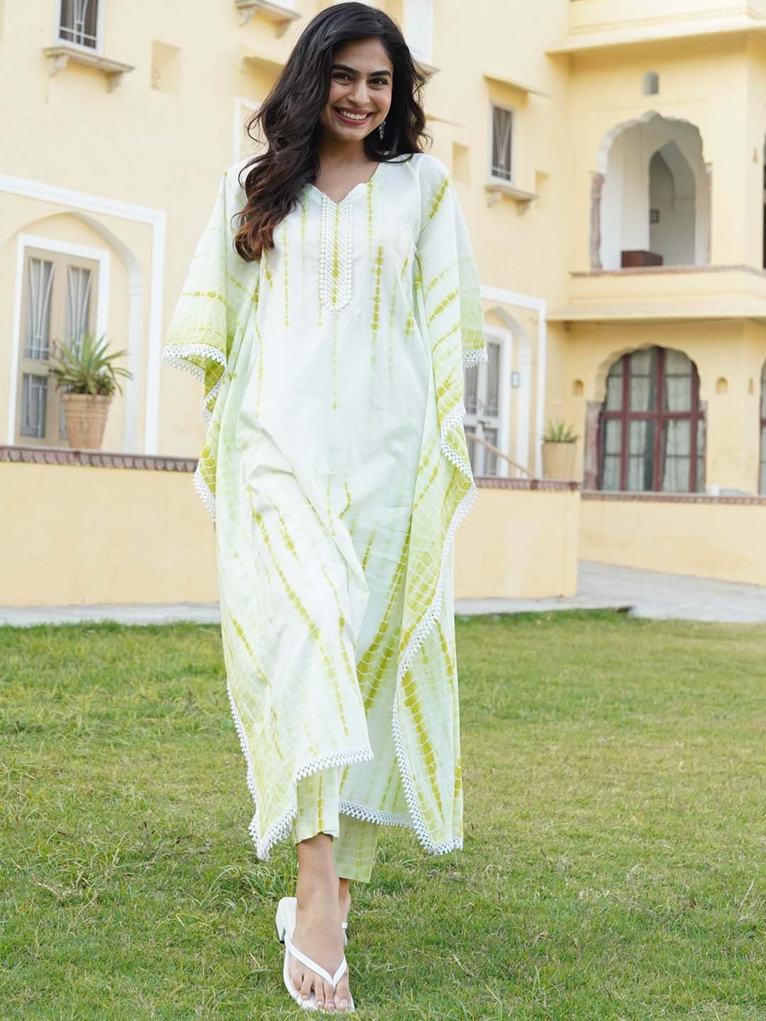 

Bunaai Dyed V-Neck Pure Cotton Kaftan Kurta With Trousers, Green