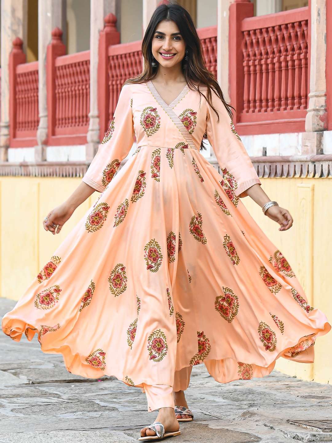 

Bunaai Floral Printed Empire Kurta With Trousers, Peach