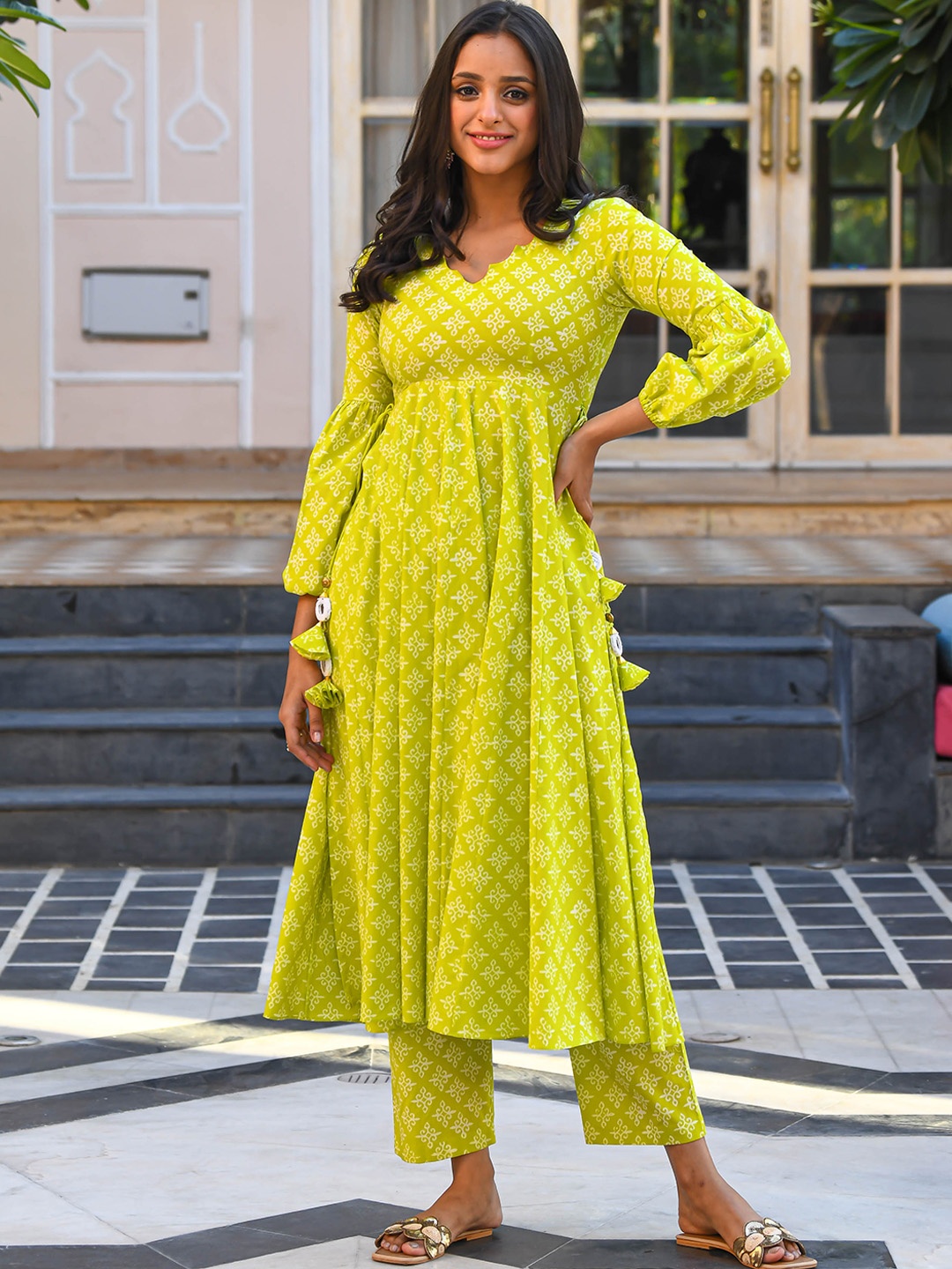 

Bunaai Ethnic Motifs Printed Empire Pure Cotton Kurta With Trousers, Green