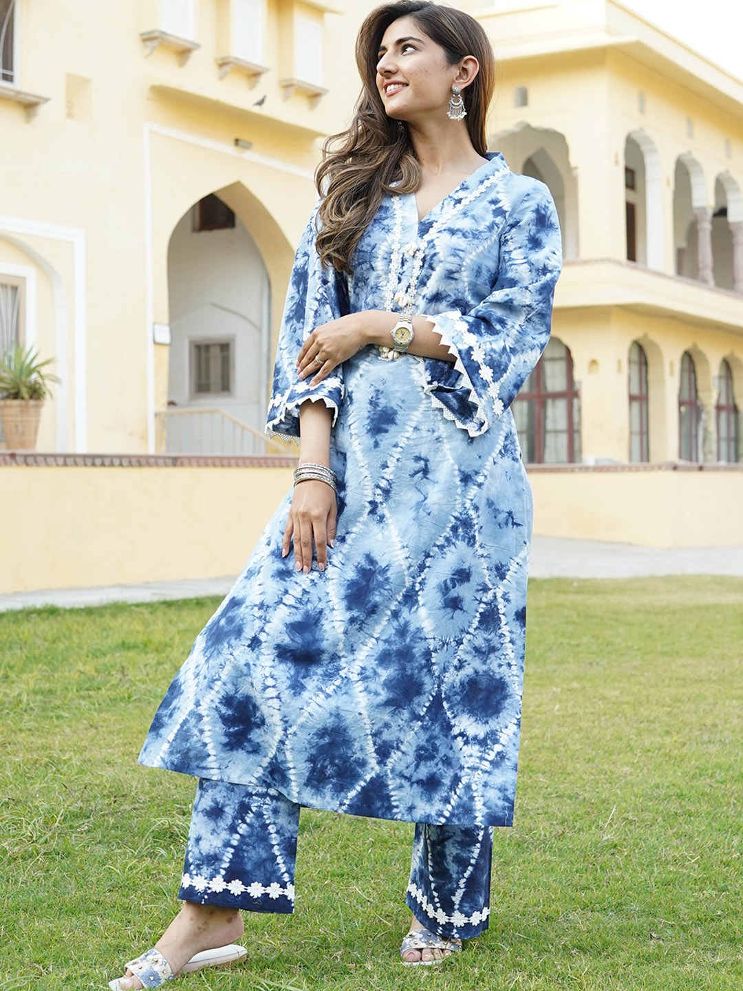 

Bunaai Tie & Dye Dyed Thread Work Pure Cotton Kurta with Trousers, Navy blue