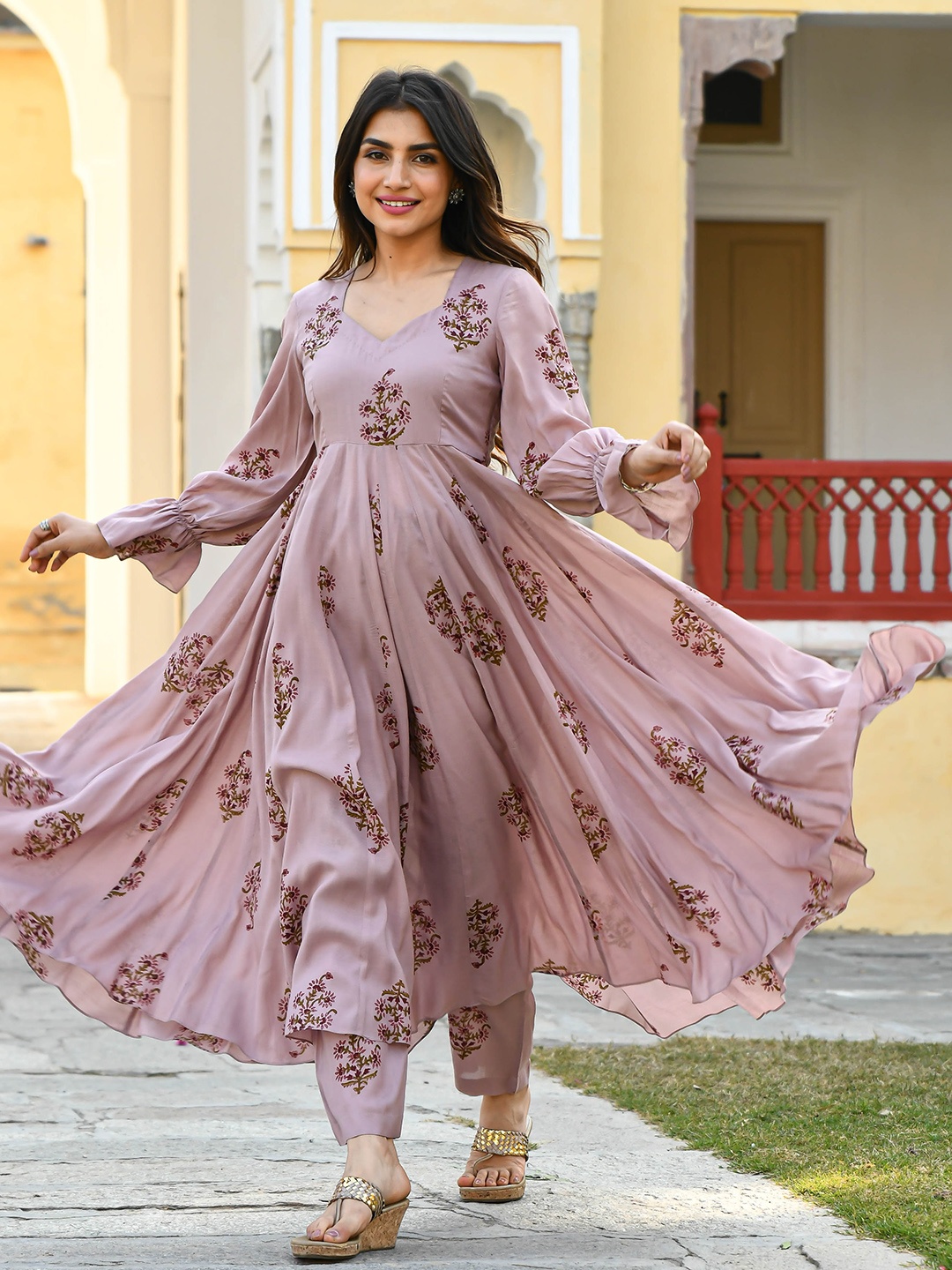 

Bunaai Floral Printed V-Neck Anarkali Kurta with Trousers, Mauve