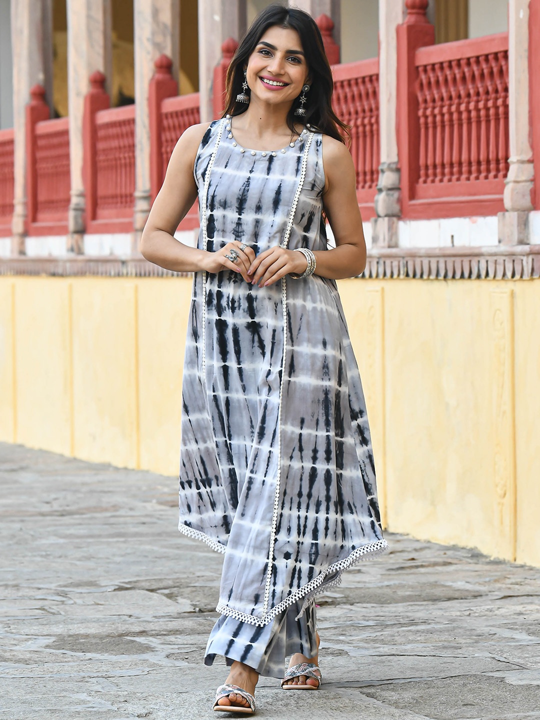 

Bunaai Shibori Dyed Panelled Asymmetric Pure Cotton Kurta with Trousers, Grey