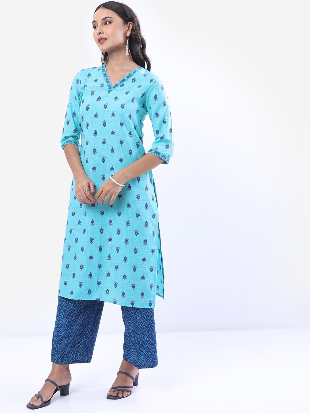 

Vishudh Ethnic Motifs Printed Straight Kurta, Blue