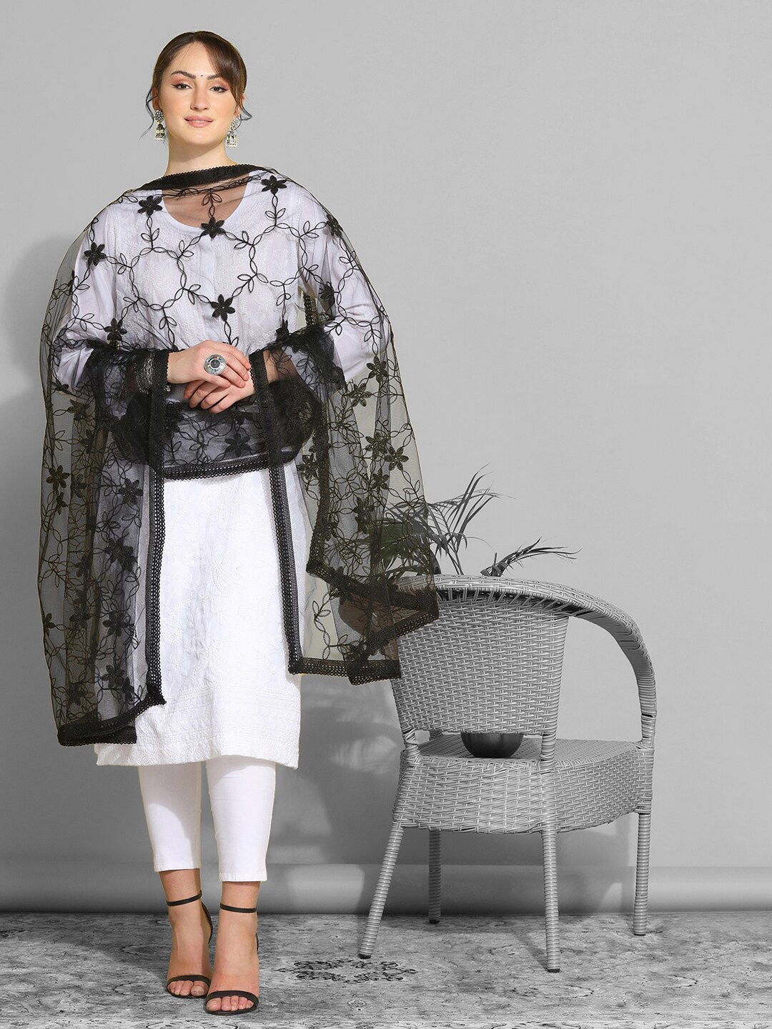 

Satrani Black Ethnic Motifs Embroidered Dupatta With Thread Work