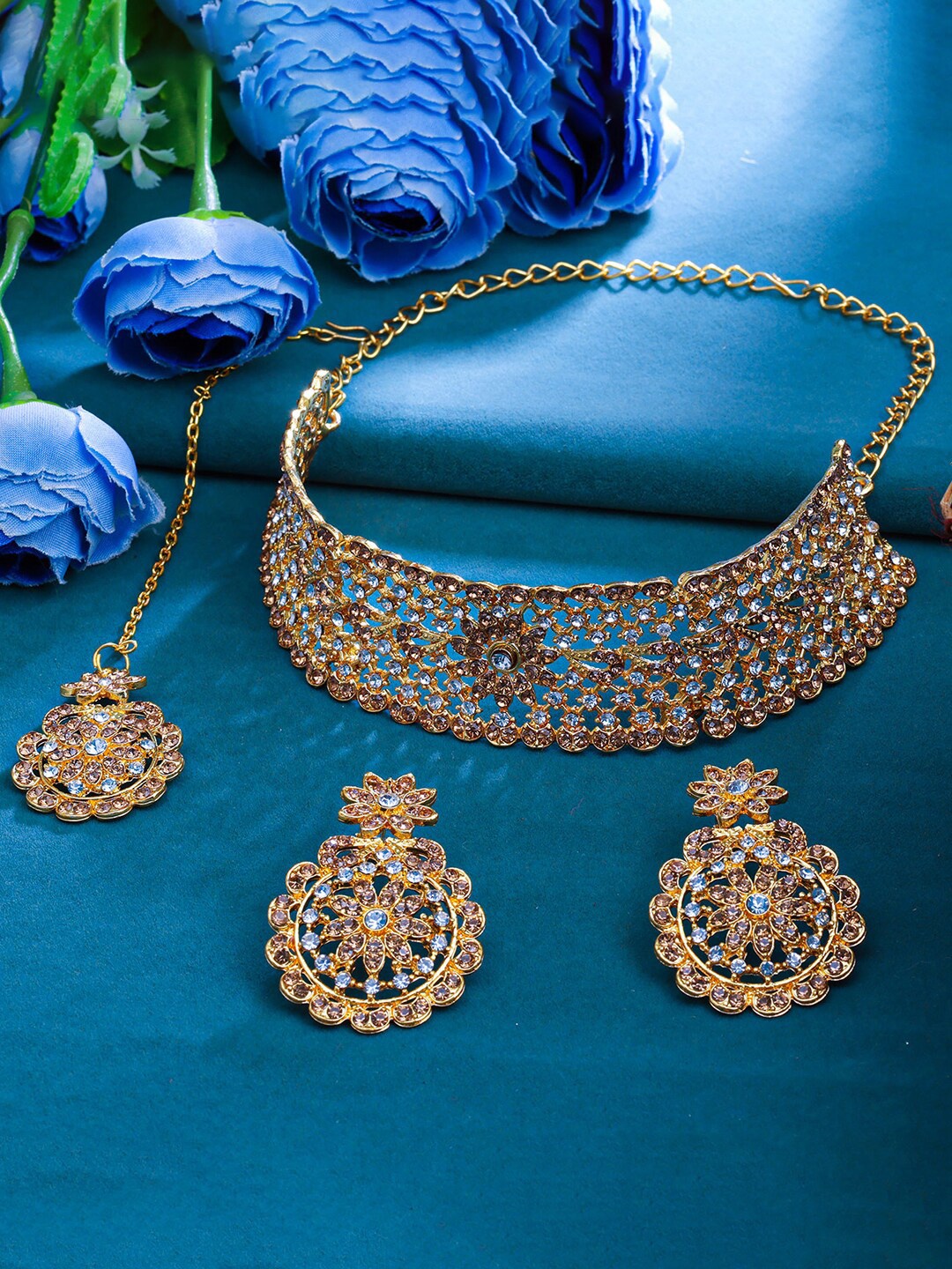 

Sukkhi Gold-Plated Stone-Studded Necklace & Earrings With Maang Tika