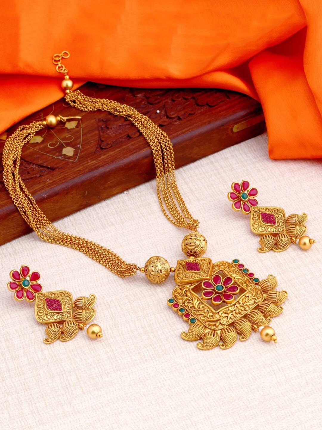 

Sukkhi Gold-Plated Stones Studded & Beaded Necklace & Earrings