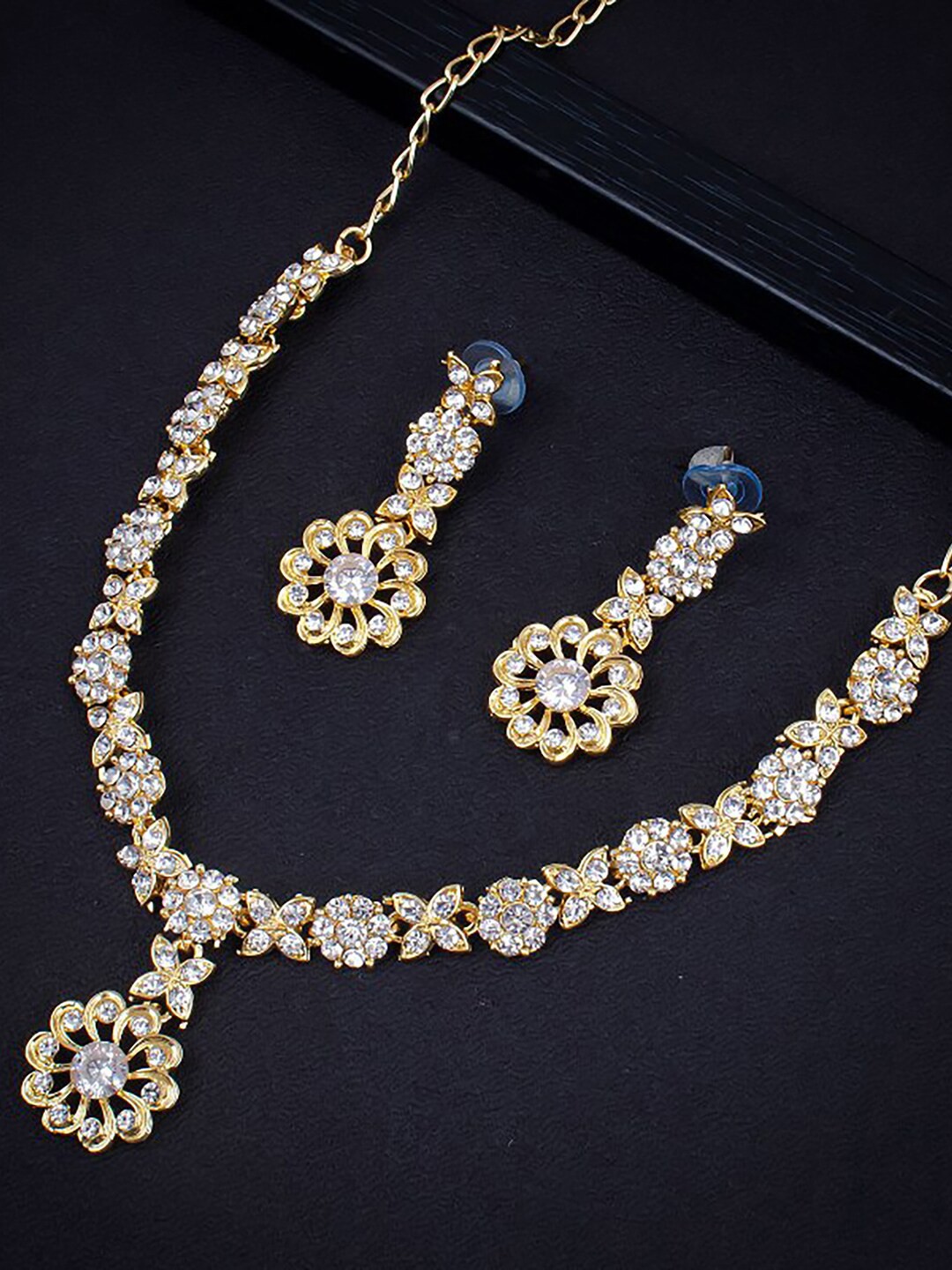 

Sukkhi Gold-Plated Stone-Studded Flower Shaped Jewellery Set