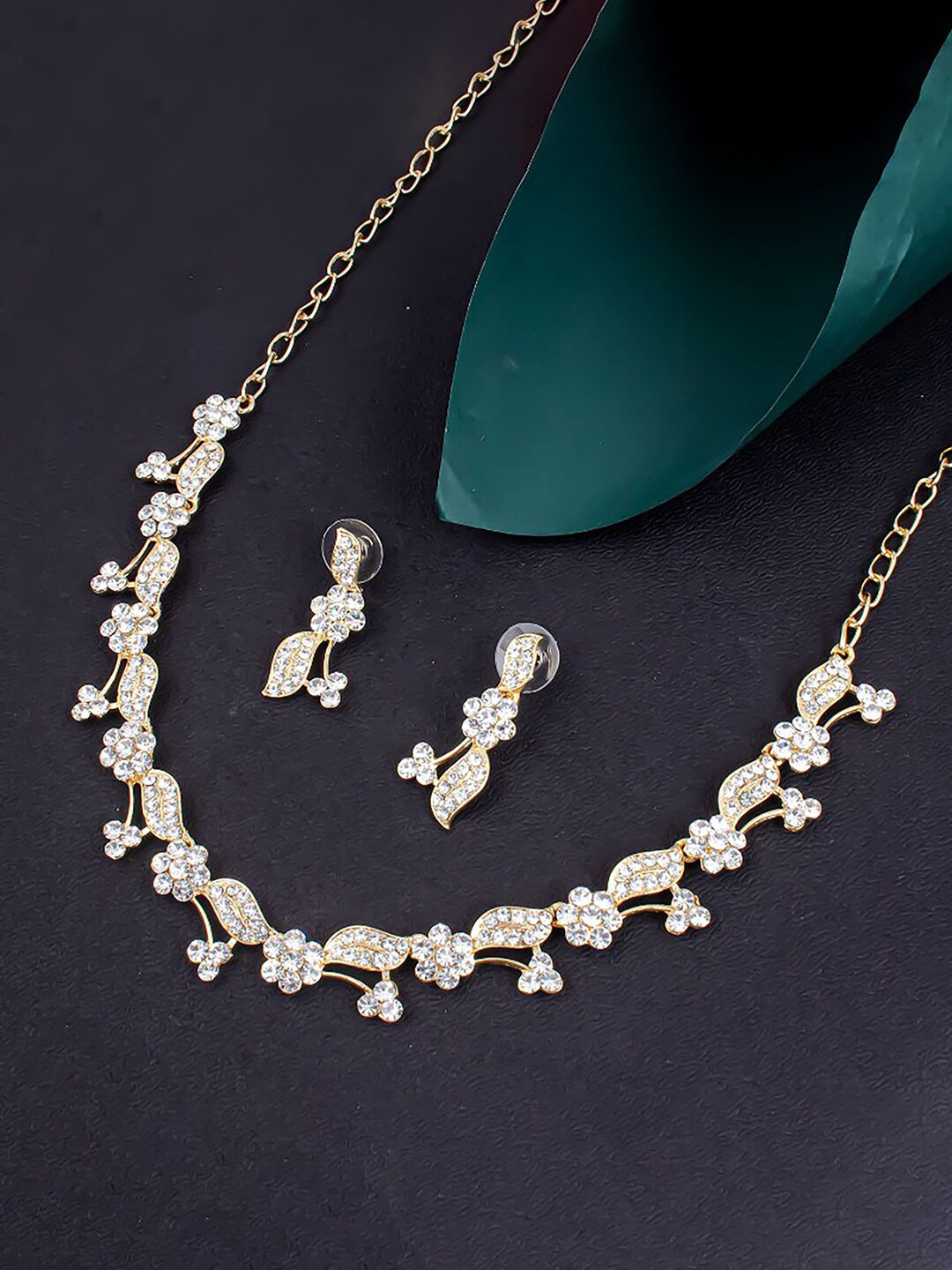 

Sukkhi Gold-Plated Stone-Studded Jewellery Set