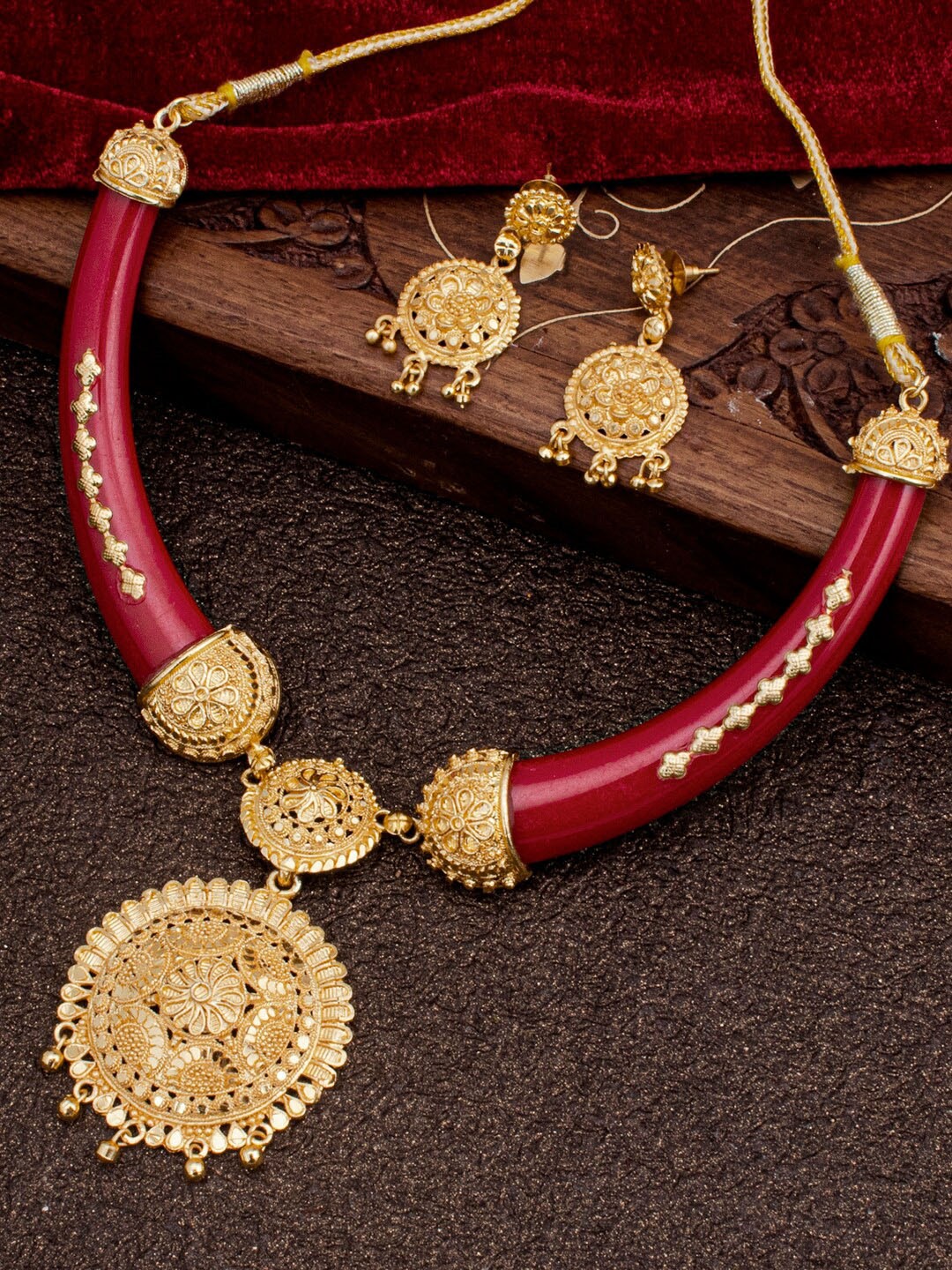 

Sukkhi Gold-Plated Textured Jewellery Set