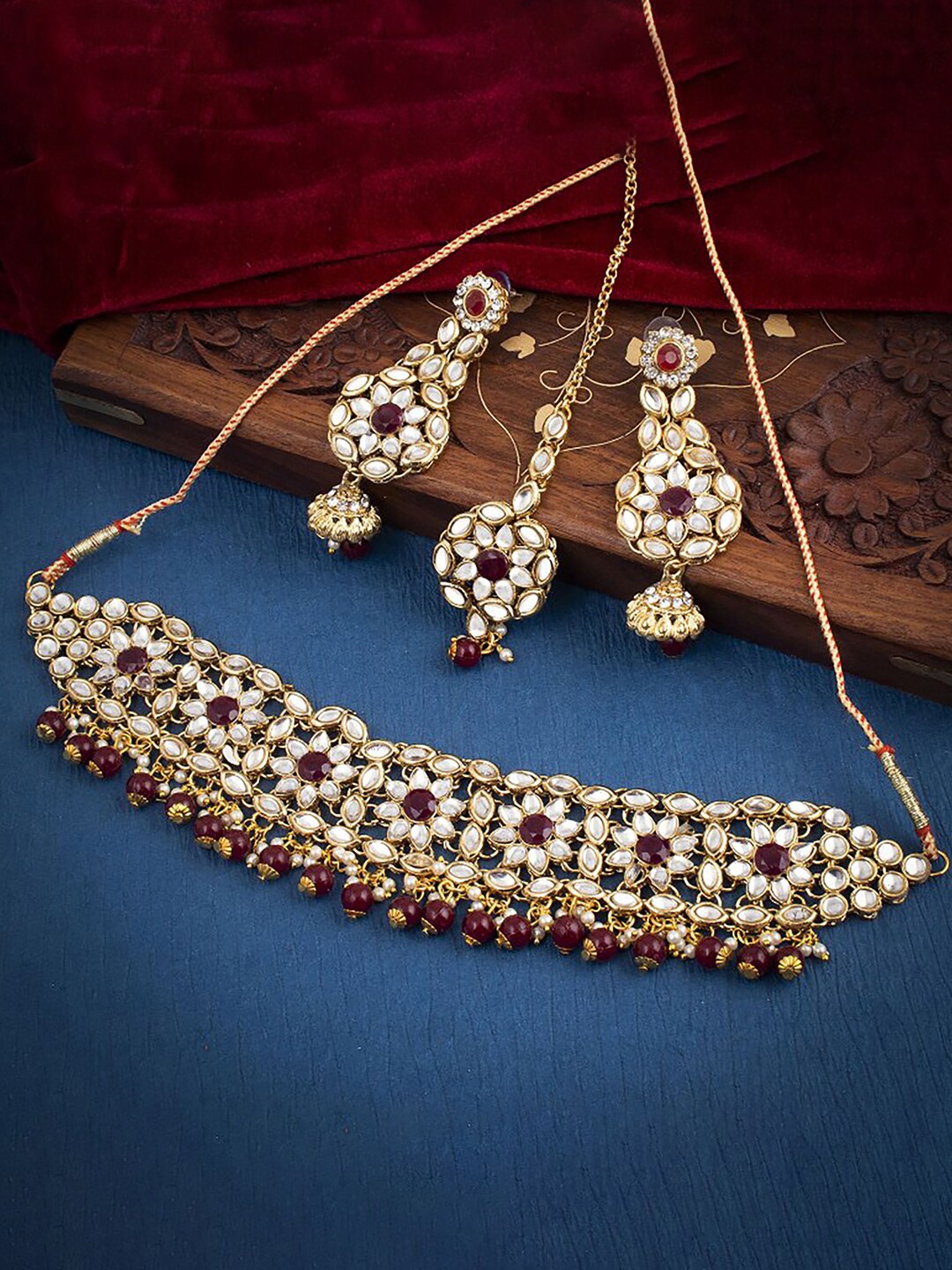 

Sukkhi Gold-Plated Kundan Studded & Pearls Beaded Choker Jewellery Set