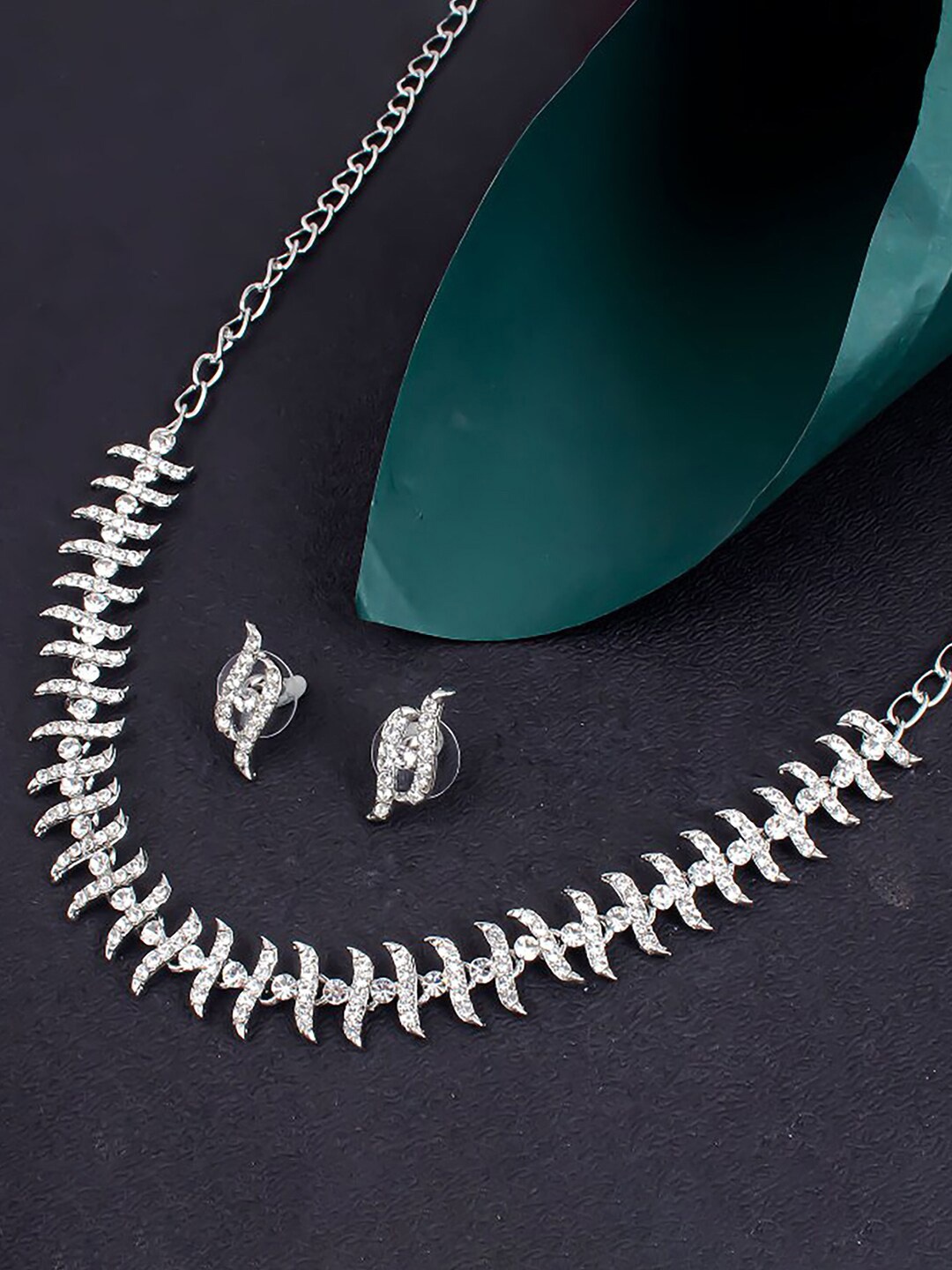 

Sukkhi Rhodium -Plated Stone-Studded & Beaded Jewellery Set, Silver