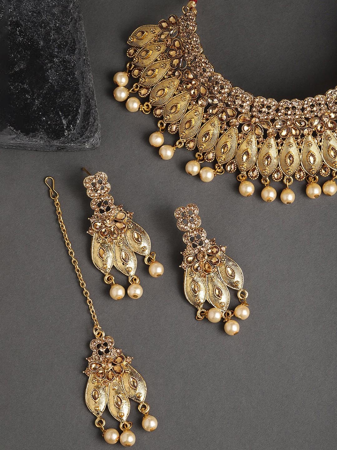 

Sukkhi Gold-Plated Stone-Studded Necklace & Earrings Set With Maang Tika