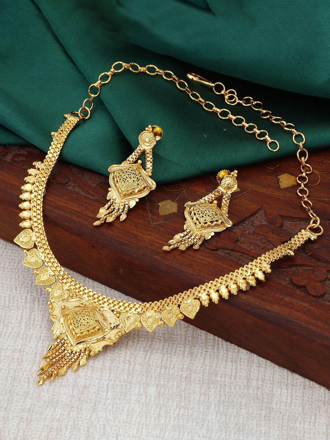 

Sukkhi 24 KT Gold Plated Jewellery Set