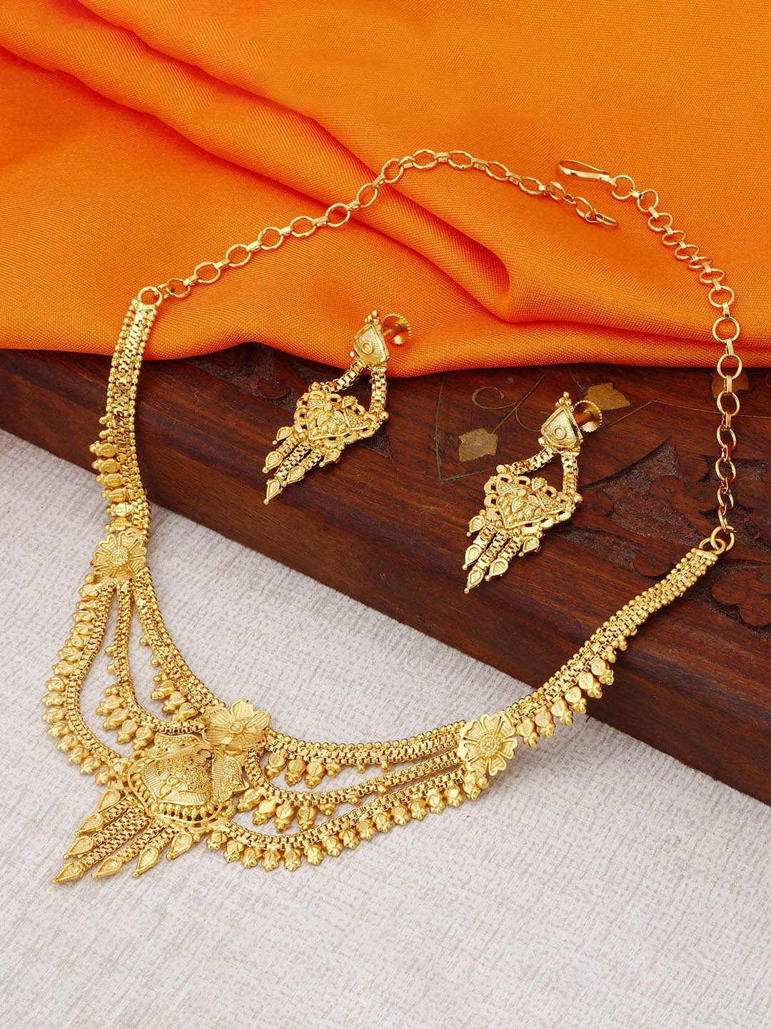 

Sukkhi Gold-Plated Floral Necklace & Earrings Set