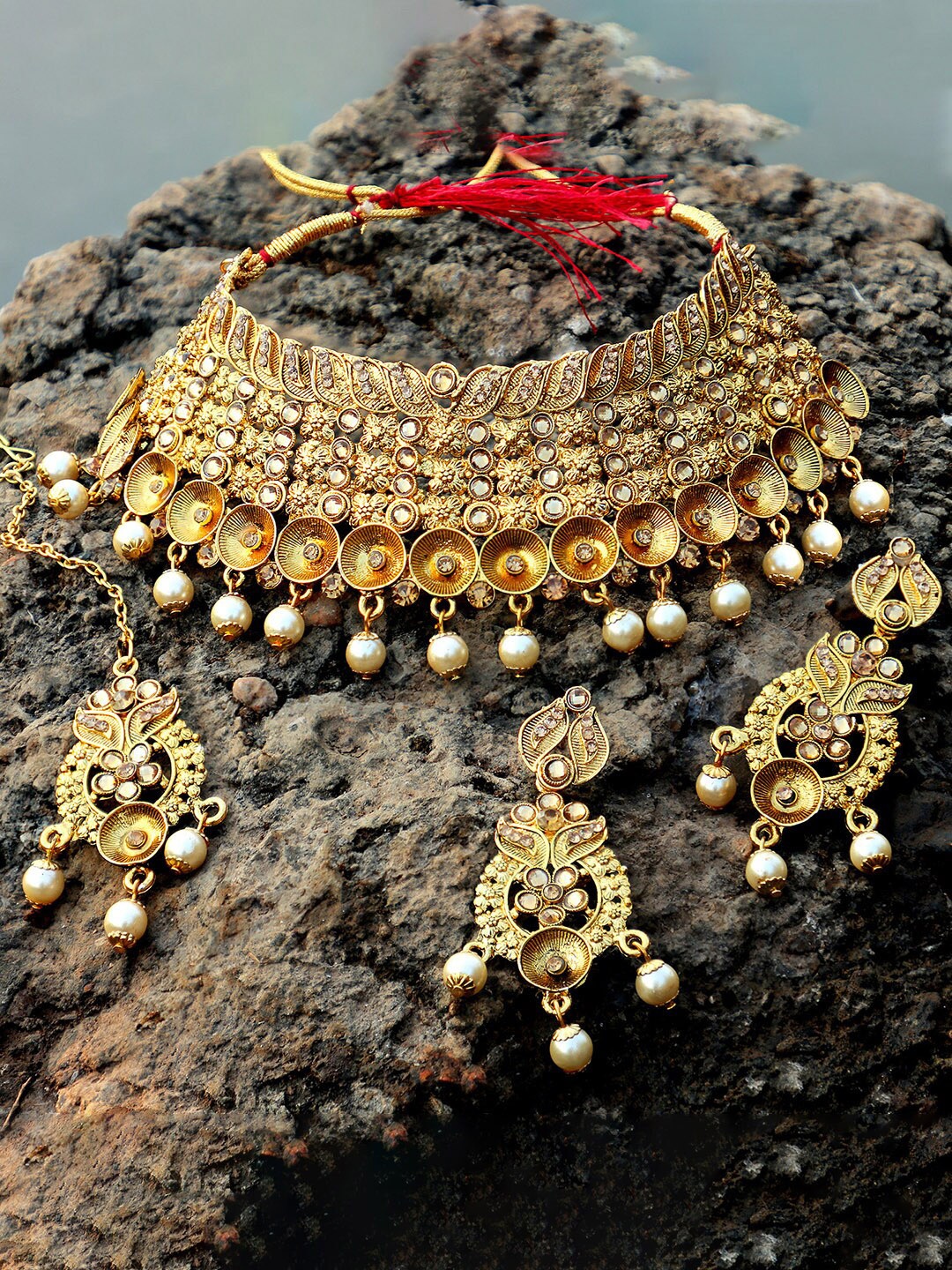 

Sukkhi Gold-Plated Kundan-Studded and Beaded Necklace & Earrings Set With Maang Tika