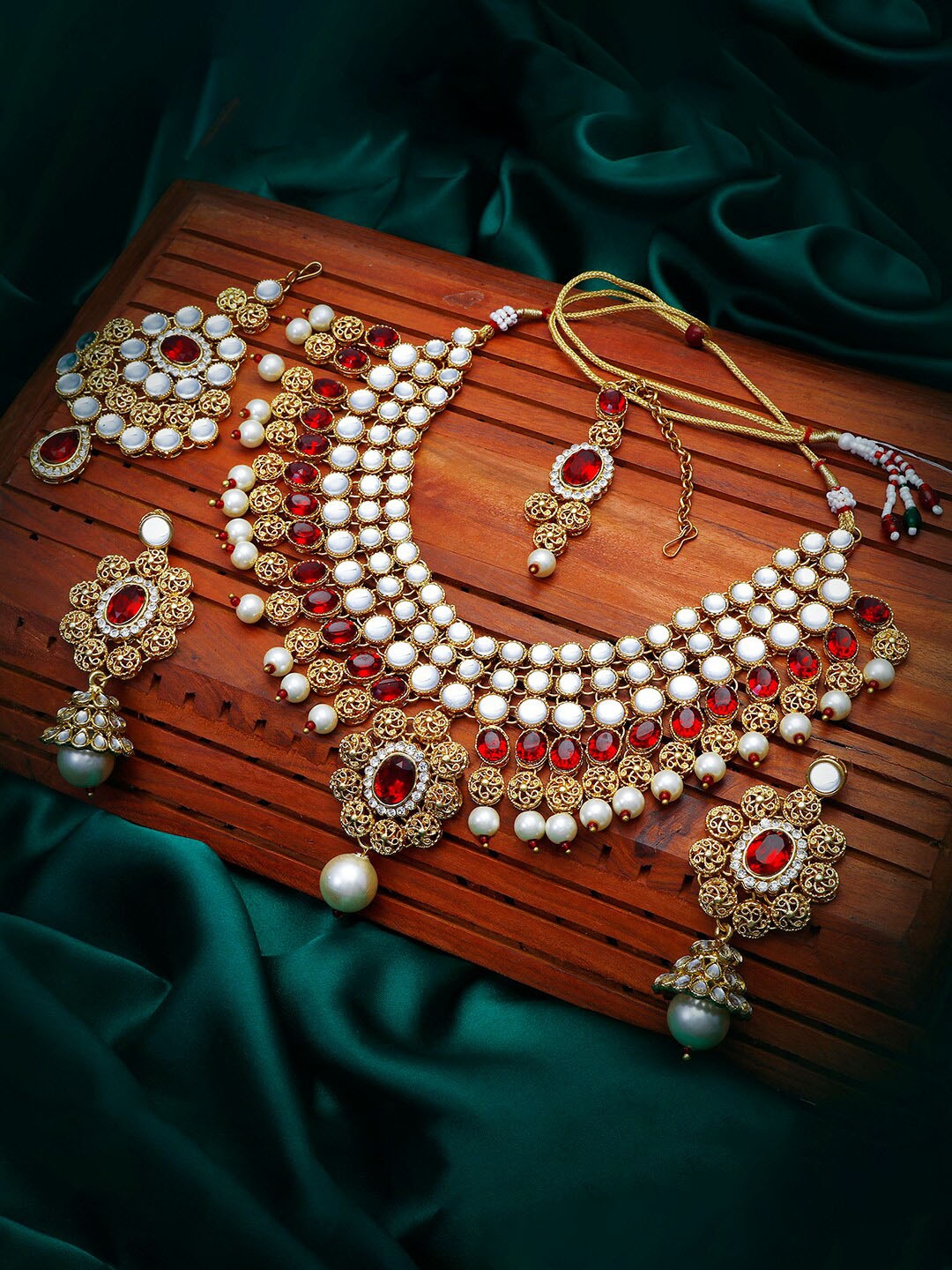 

Sukkhi Gold-Plated Stone-Studded & Beaded Jewellery Set