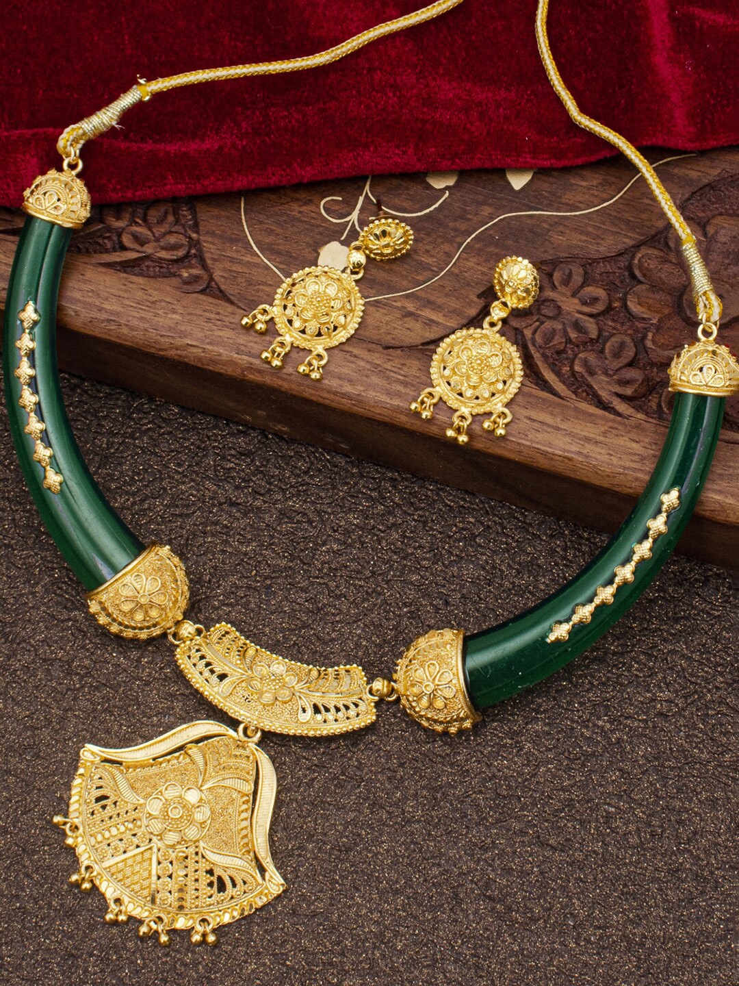 

Sukkhi Gold Plated Floral Jewellery Set
