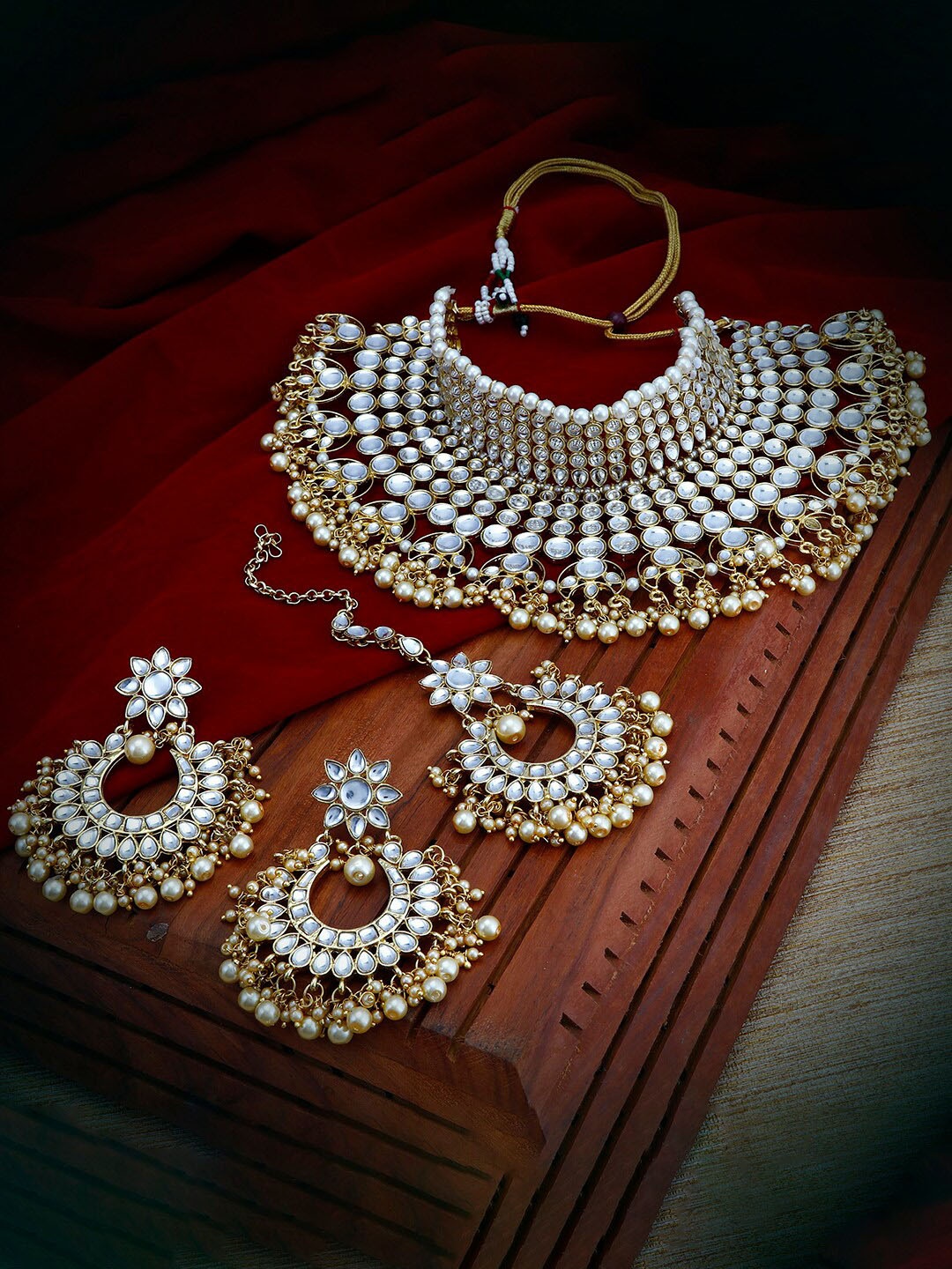 

Sukkhi Gold-Plated Stone Studded & Beaded Necklace & Earringsg