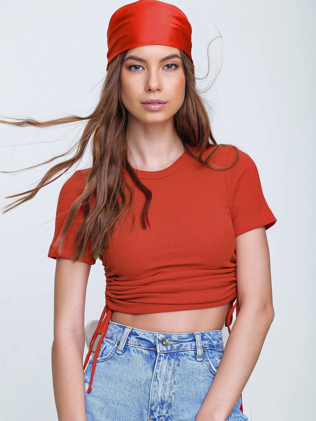 

Trend Alacati stili Round Neck Ruched Crop Fitted Top, Rust