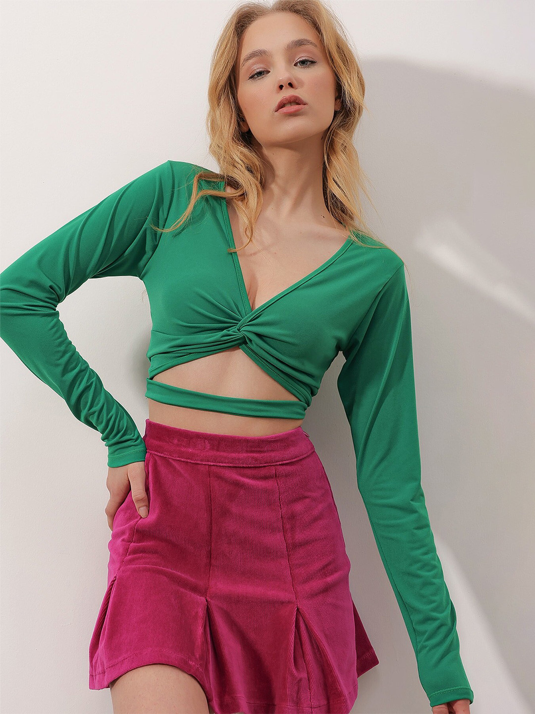 

Trend Alacati stili V-Neck Long Sleeves Crop Top, Na