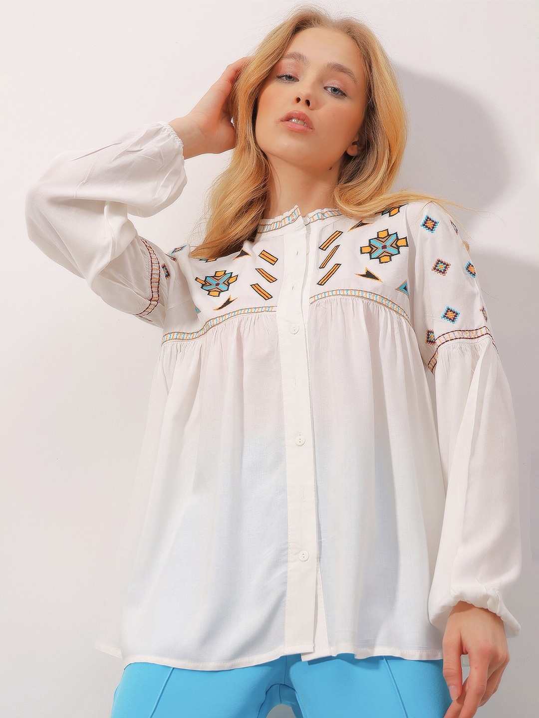 

Trend Alacati stili Geometric Embroidered Mandarin Collar Puff Sleeves A-Line Top, White