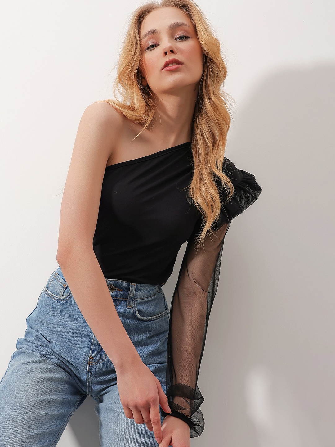 

Trend Alacati stili One Shoulder Ruffled Detailed Top, Black