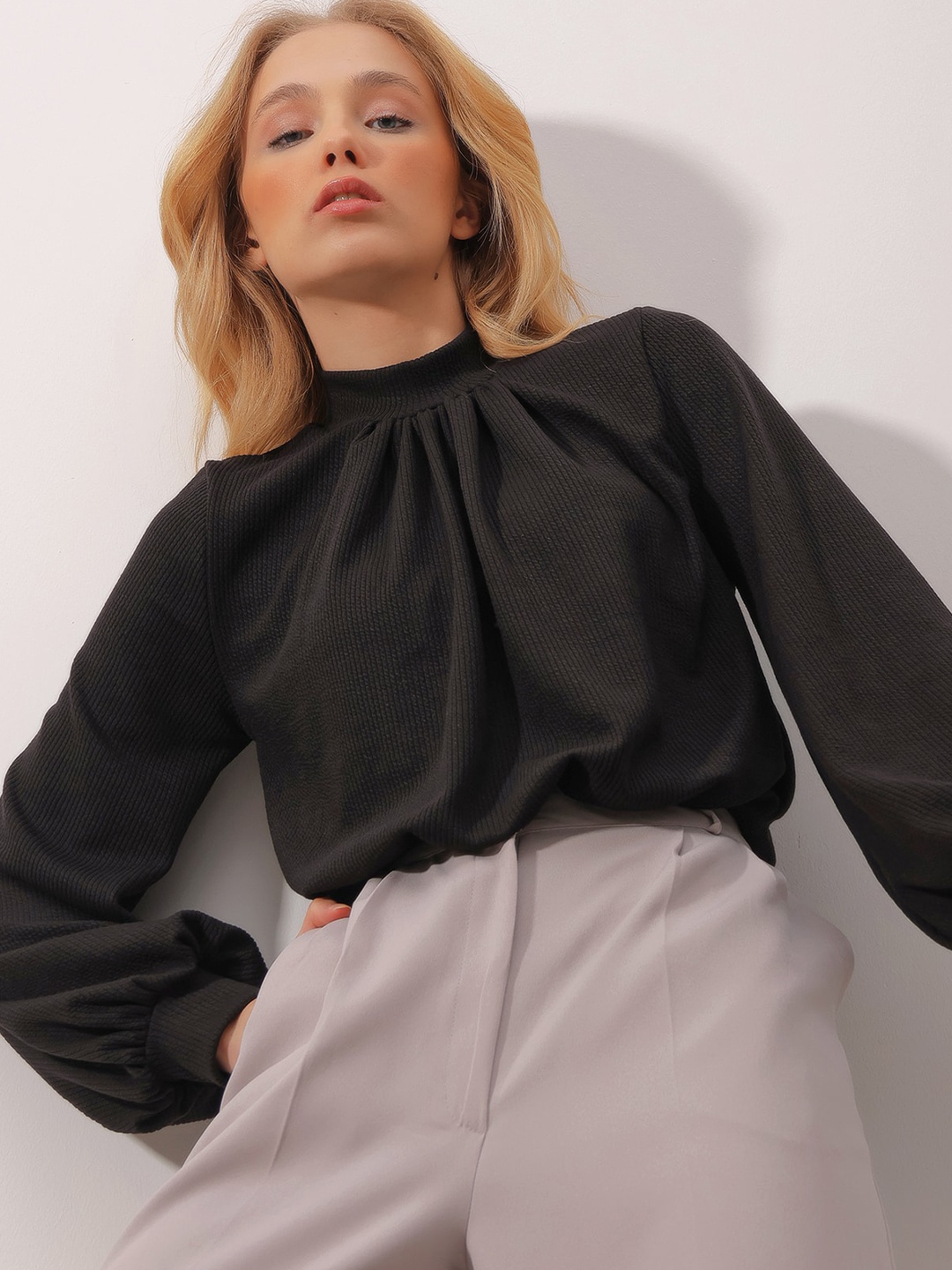 

Trend Alacati stili High Neck Bishop Sleeve Casual Top, Black