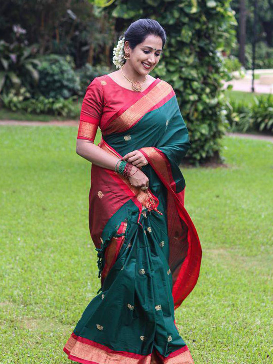 

KALINI Ethnic Motif Woven Design Zari Banarasi Saree, Green