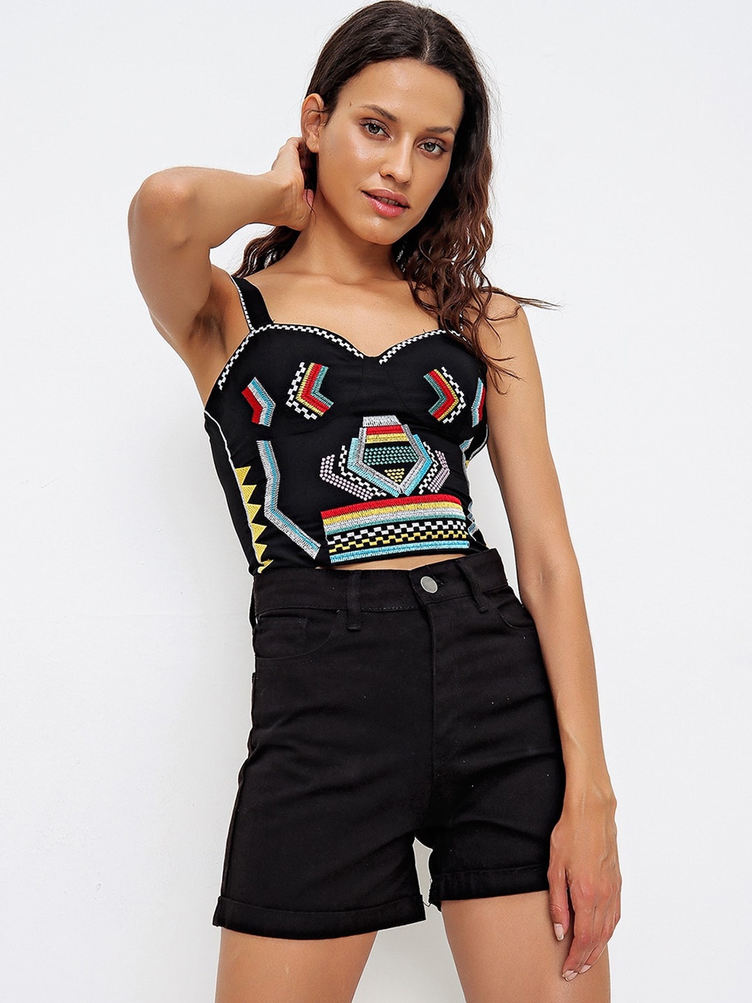

Trend Alacati stili Women Mid-Rise Denim Shorts, Black