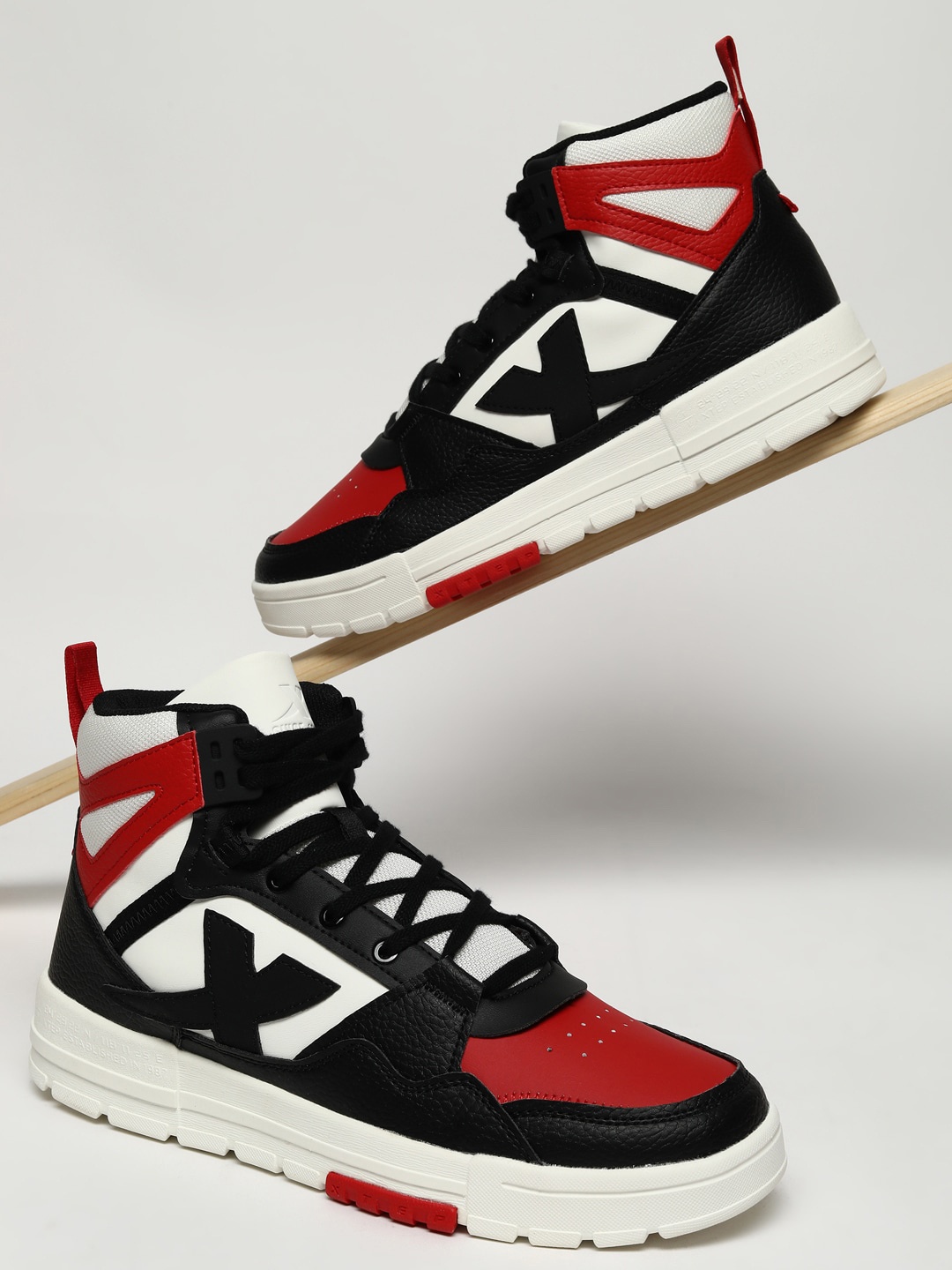 

Xtep Men Colourblocked High-Top Lace-Up Lightweight Sneakers, Black