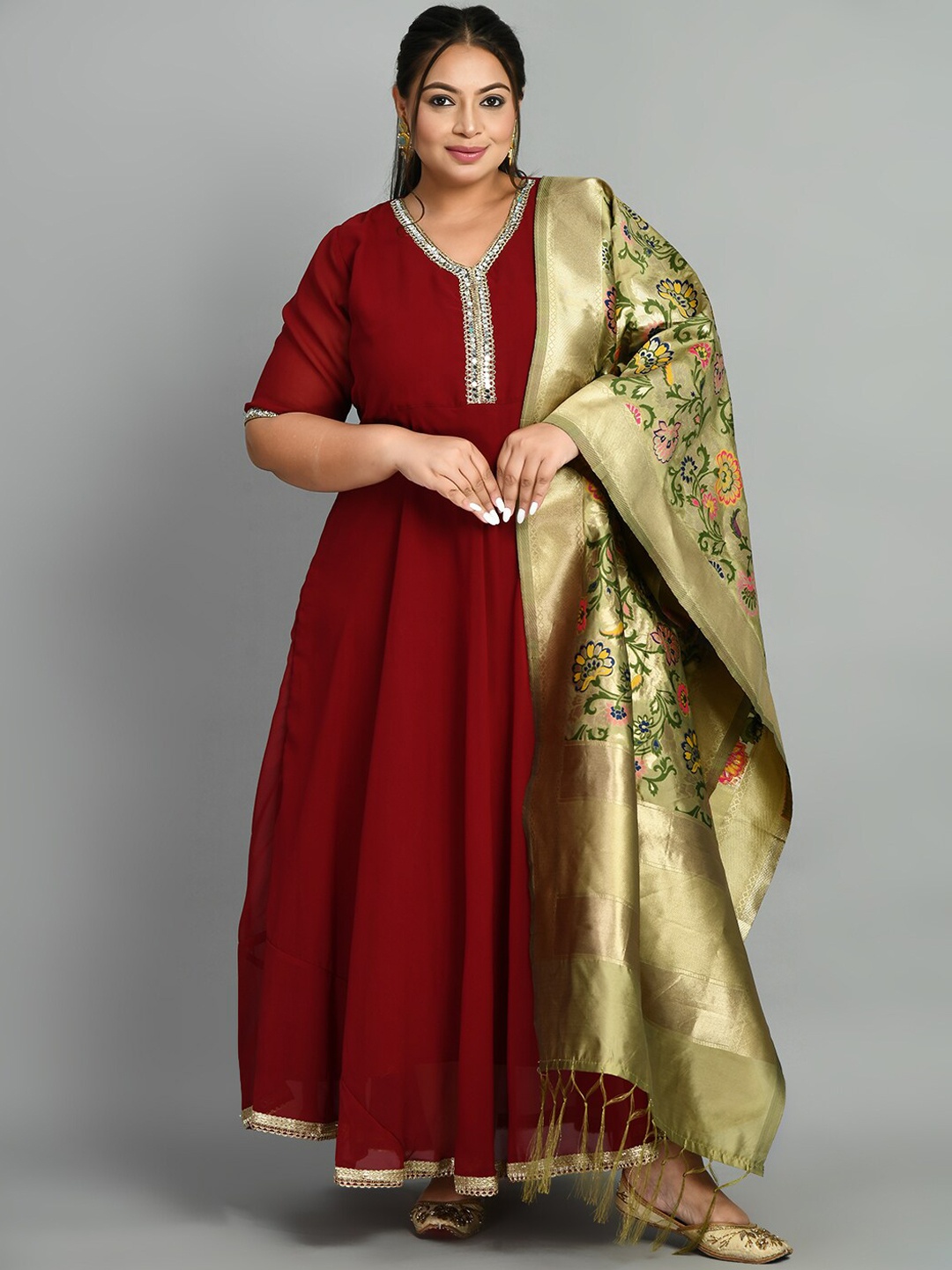 

PrettyPlus by Desinoor com Sequinned Georgette Anarkali Kurta with Banarasi Dupatta, Maroon