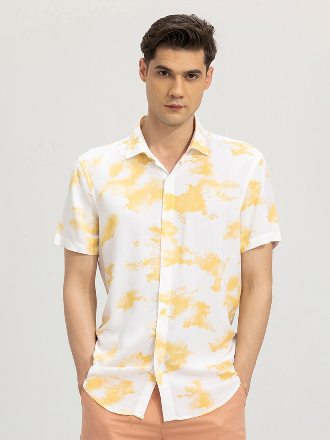 

Snitch Yellow & White Slim Fit Abstract Printed Casual Shirt