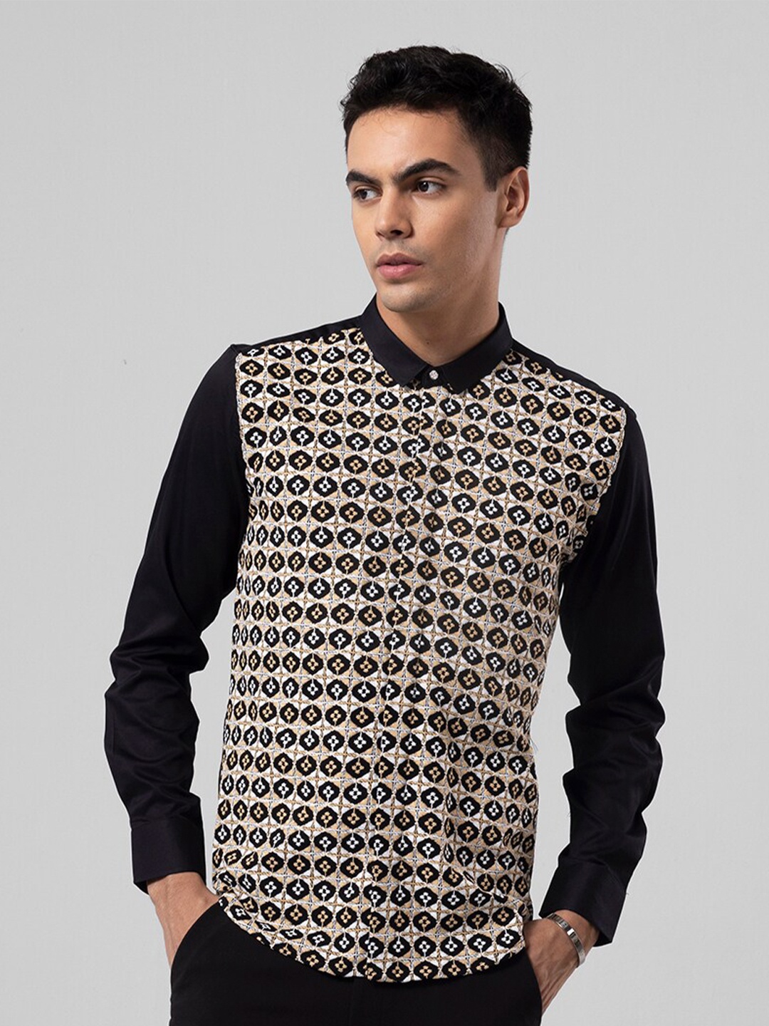 

Snitch Black Geometric Printed Slim Fit Cotton Casual Shirt