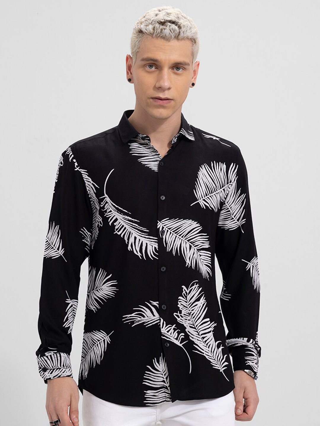 

Snitch Black & White Slim Fit Printed Casual Spread Collar Shirt