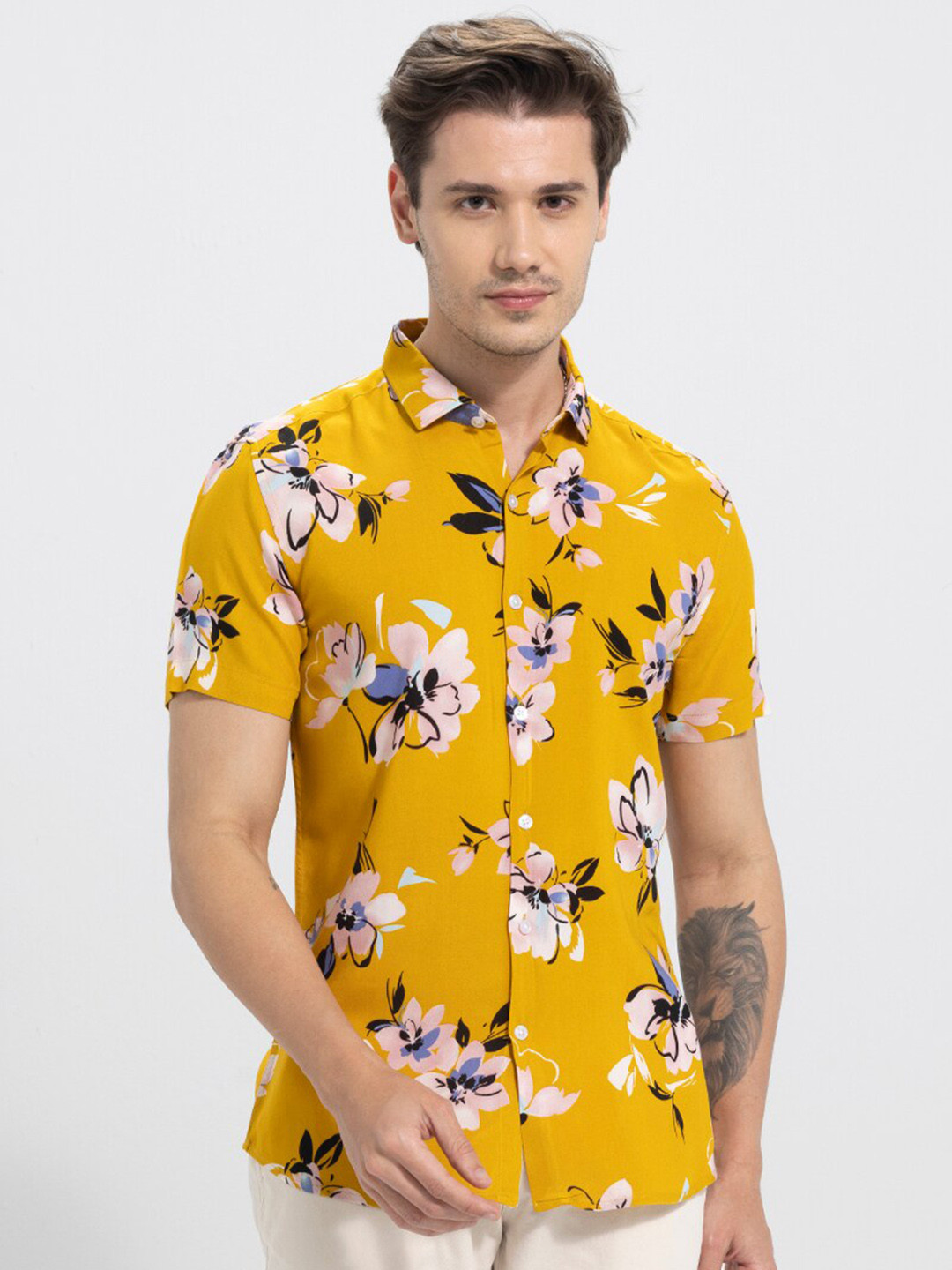

Snitch Yellow & Pink Slim Fit Floral Printed Casual Shirt
