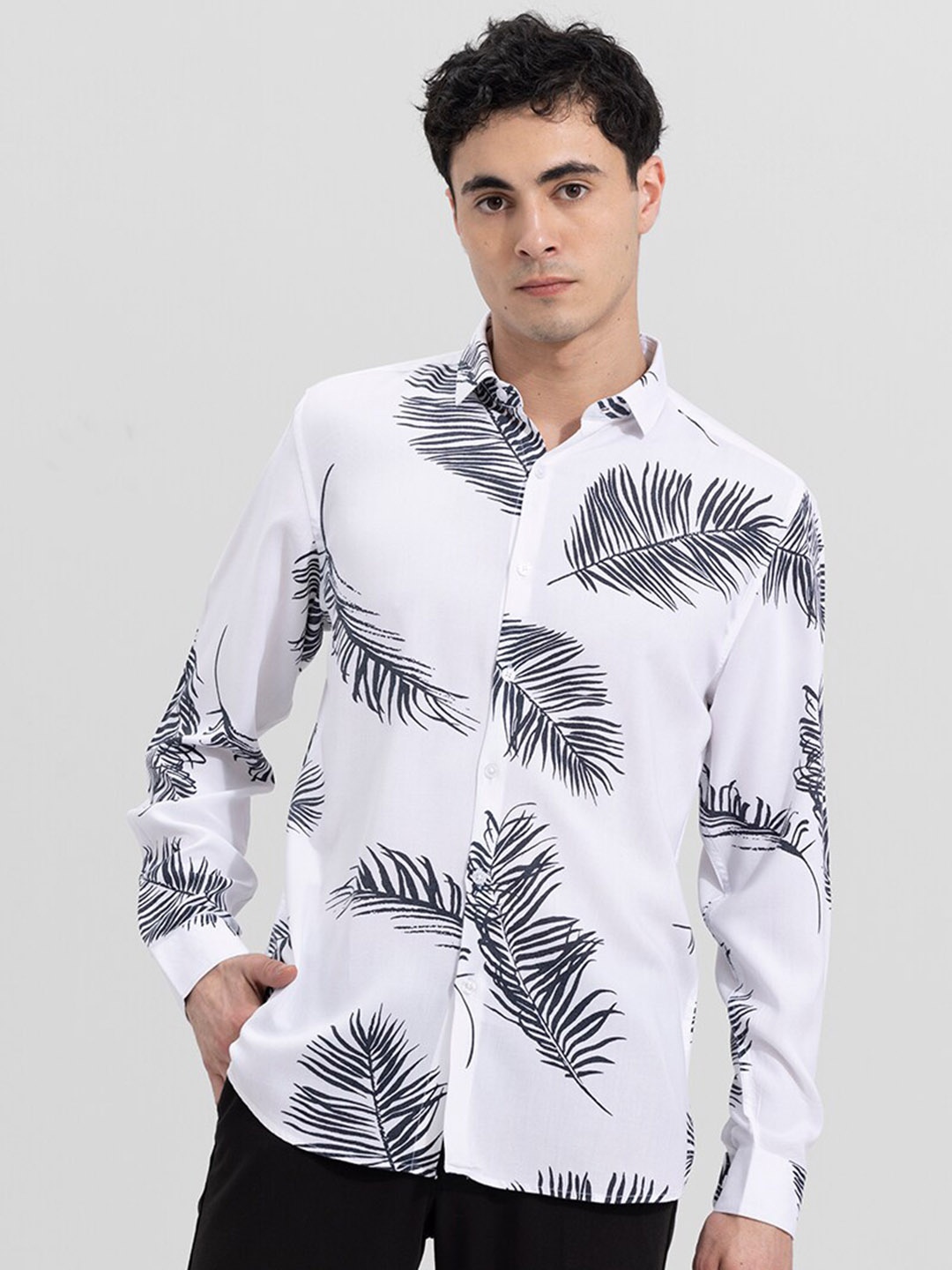

Snitch White & Black Slim Fit Printed Casual Spread Collar Shirt